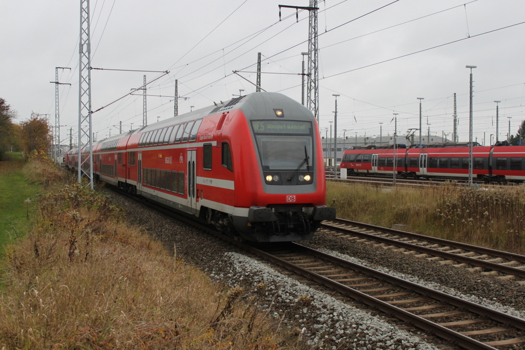 DBpzfa 766.1 Caspar David Friedrich als RE 5 von Rostock Hbf nach W�nsdorf-Waldstadt bei der Ausfahrt im Rostocker Hbf.31.10.2016