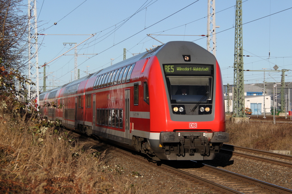 DBpzfa 766.1 Caspar David Friedrich als RE 4361 von Rostock Hbf nach Wnsdorf-Waldstadt bei der Ausfahrt im Rostocker Hbf.27.11.2016