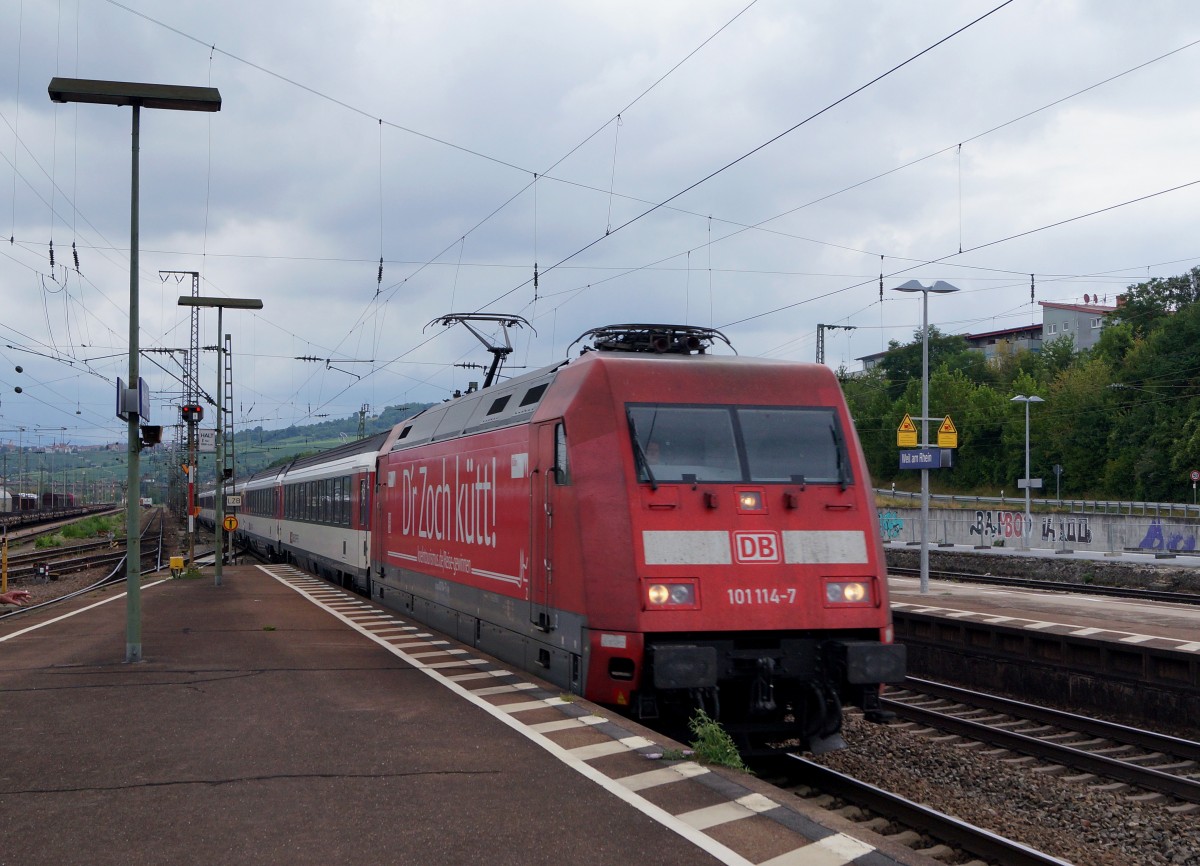 DB/SBB: D'r Zoch kütt ! Die 101 114-7 mit SBB-EW IV am Hacken und unverständlicher Werbeaufschrift bei der Durchfahrt Weil am Rhein am 23. Juli 2015.
Foto: Walter Ruetsch