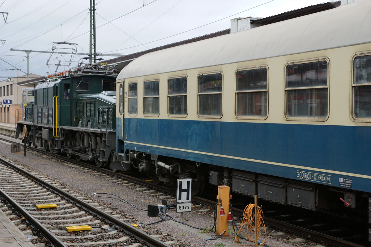 DB/SBB HISTORIC: 
Rckfhrung der Ce 6/8 III 14305 von Meiningen bis Olten nach zwei Jahren.
Die berfuhr  wurde vom 3. November bis 5. November 2017 durch das Team Ltzel durchgefhrt. Als Zugloks standen die 140 423 sowie die 218 460 vom DB Museum Koblenz im Einsatz. Als Begleitwagen fr Eisenbahnfreunde wurden zwei Bm und der Clubwagen mitgefhrt. Die 218 460 machte sich bereits kurz nach der Ankunft in Singen nach der Betankung als Lokzug auf die Rckfahrt. In Schaffhausen wurden die Ce 6/8 III 14305 und die Begleitwagen von der Be 4/7 12504 bernommen fr die Weiterfahrt nach Olten.
Die Aufnahmen vom 5. November 2017 dokumentieren die Ankunft in Singen.
Foto: Walter Ruetsch  