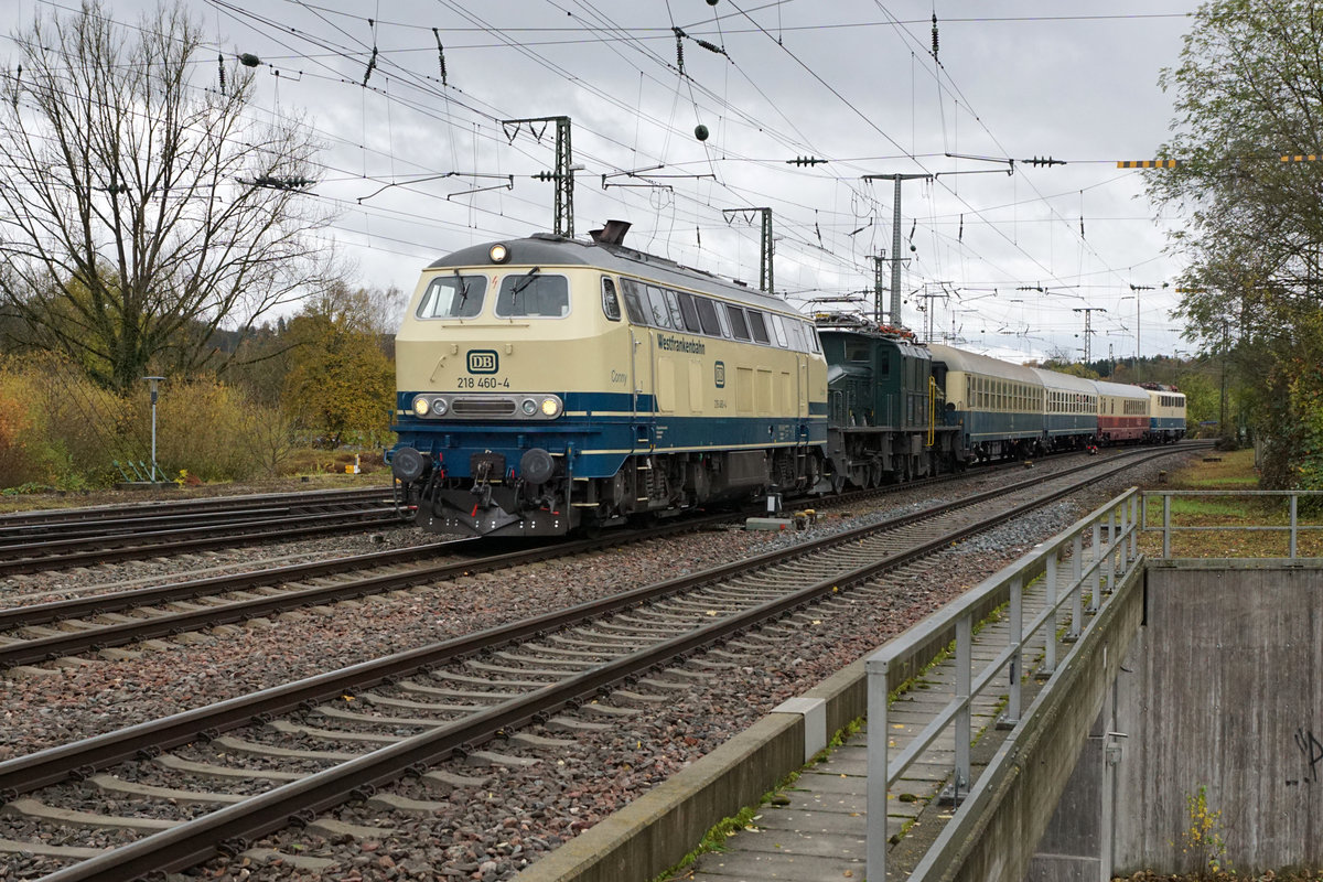 DB/SBB HISTORIC: 
Rückführung der Ce 6/8 III 14305 von Meiningen bis Olten nach zwei Jahren.
Die Überfuhr  wurde vom 3. November bis 5. November 2017 durch das Team Lützel durchgeführt. Als Zugloks standen die 140 423 sowie die 218 460 vom DB Museum Koblenz im Einsatz. Als Begleitwagen für Eisenbahnfreunde wurden zwei Bm und der Clubwagen mitgeführt. Die 218 460 machte sich bereits kurz nach der Ankunft in Singen nach der Betankung als Lokzug auf die Rückfahrt. In Schaffhausen wurden die Ce 6/8 III 14305 und die Begleitwagen von der Be 4/7 12504 übernommen für die Weiterfahrt nach Olten.
Die Aufnahmen vom 5. November 2017 dokumentieren die Ankunft in Singen.
Foto: Walter Ruetsch  