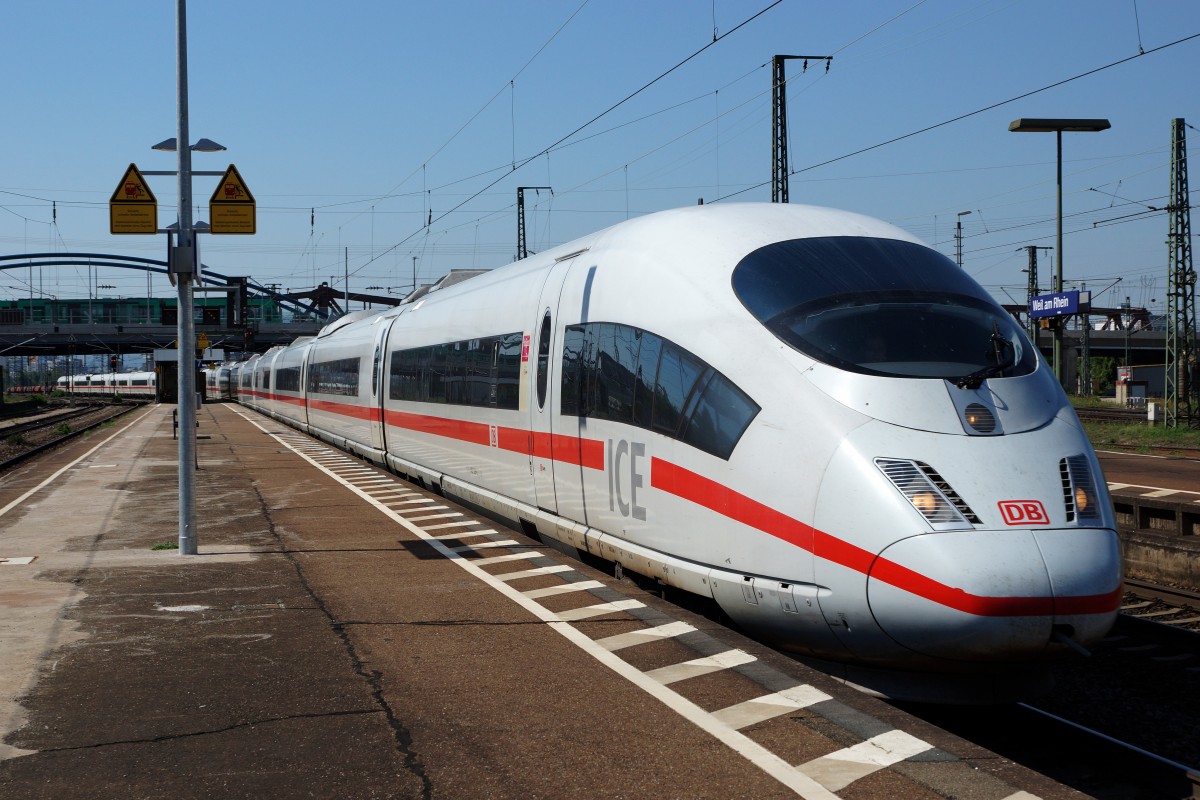 DB/Weilam Rhein: ICE BR 403 ab Basel SBB anlsslich der Bahnhofsdurchfahrt Weil am Rhein am 7. August 2015.
Foto: Walter Ruetsch