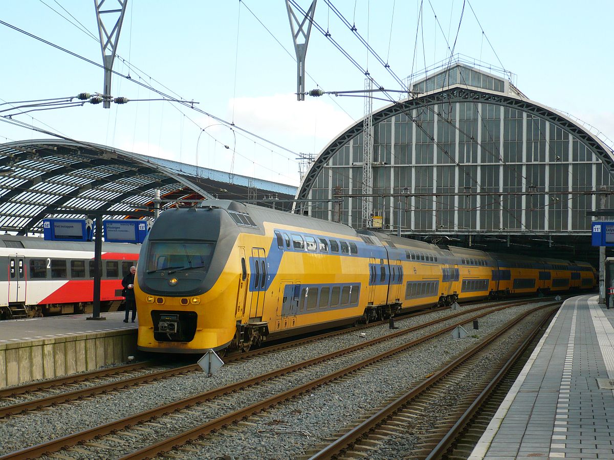 DD-IRM-VI Gleis 13a Amsterdam Centraal Station 12-02-2014.

DD-IRM-VI spoor 13a Amsterdam Centraal Station 12-02-2014.