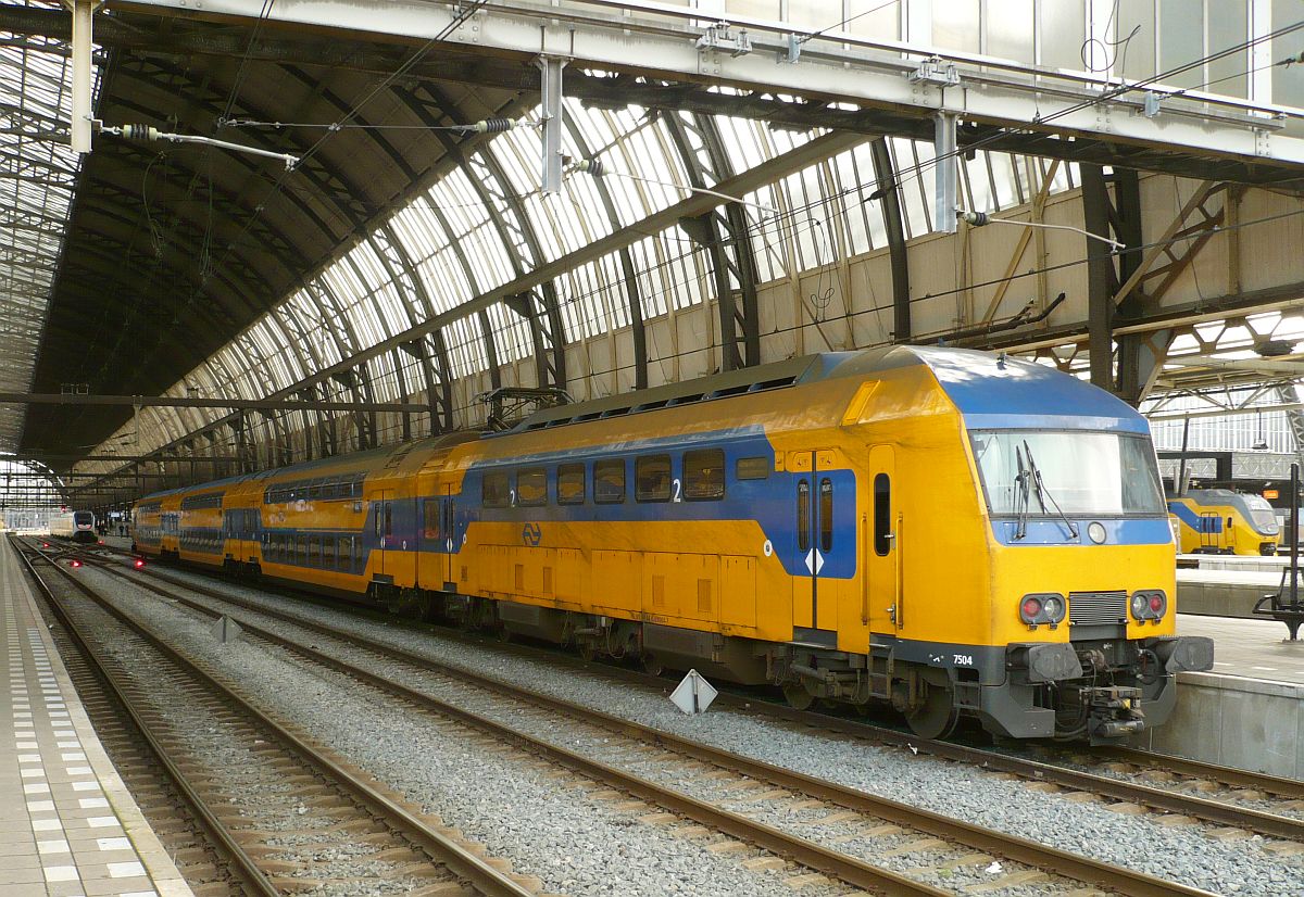 DDZ-4 TW 7504 Gleis 11 Amsterdam Centraal Station 13-11-2013.

DDZ-4 7504 als intercity naar Enkhuizen spoor 11 Amsterdam CS 13-11-2013.
