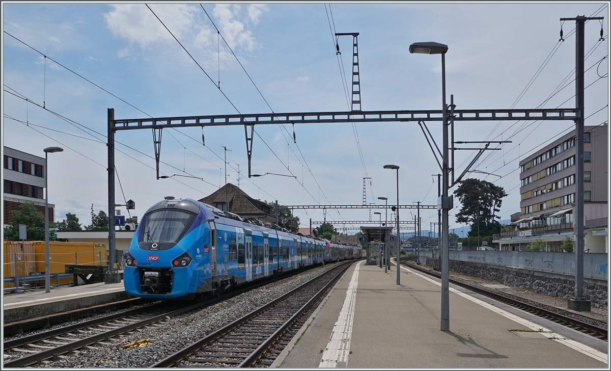 De blaue SNCF Coradia Polyvalent régional tricourant Z31545 und ein weiterer erreichen als Léman Express nach Coppet den Bahnhof von Versoix. 

28.Juni 2021