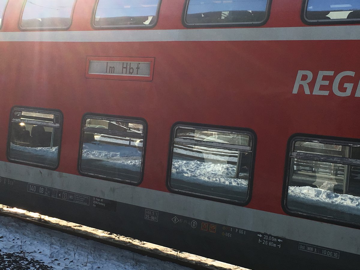 Defekte Zielanzeige eines Dosto´s am 23.01.17 in Geislingen an der Steige.

Statt wie die anderen paar Dosto Wagen wo nach Ulm Hbf fahren wollten wollte dieser nur nach Im Hbf