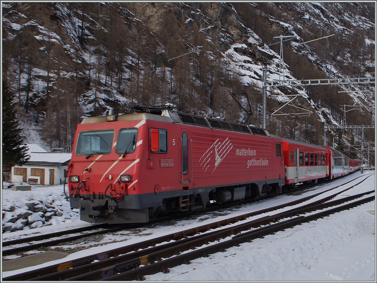 Dei MGB HGe 4/4 N° 5 verlässt mit einem Regionalzug Täsch in Richtung Zermatt. 
28. Jan. 2015