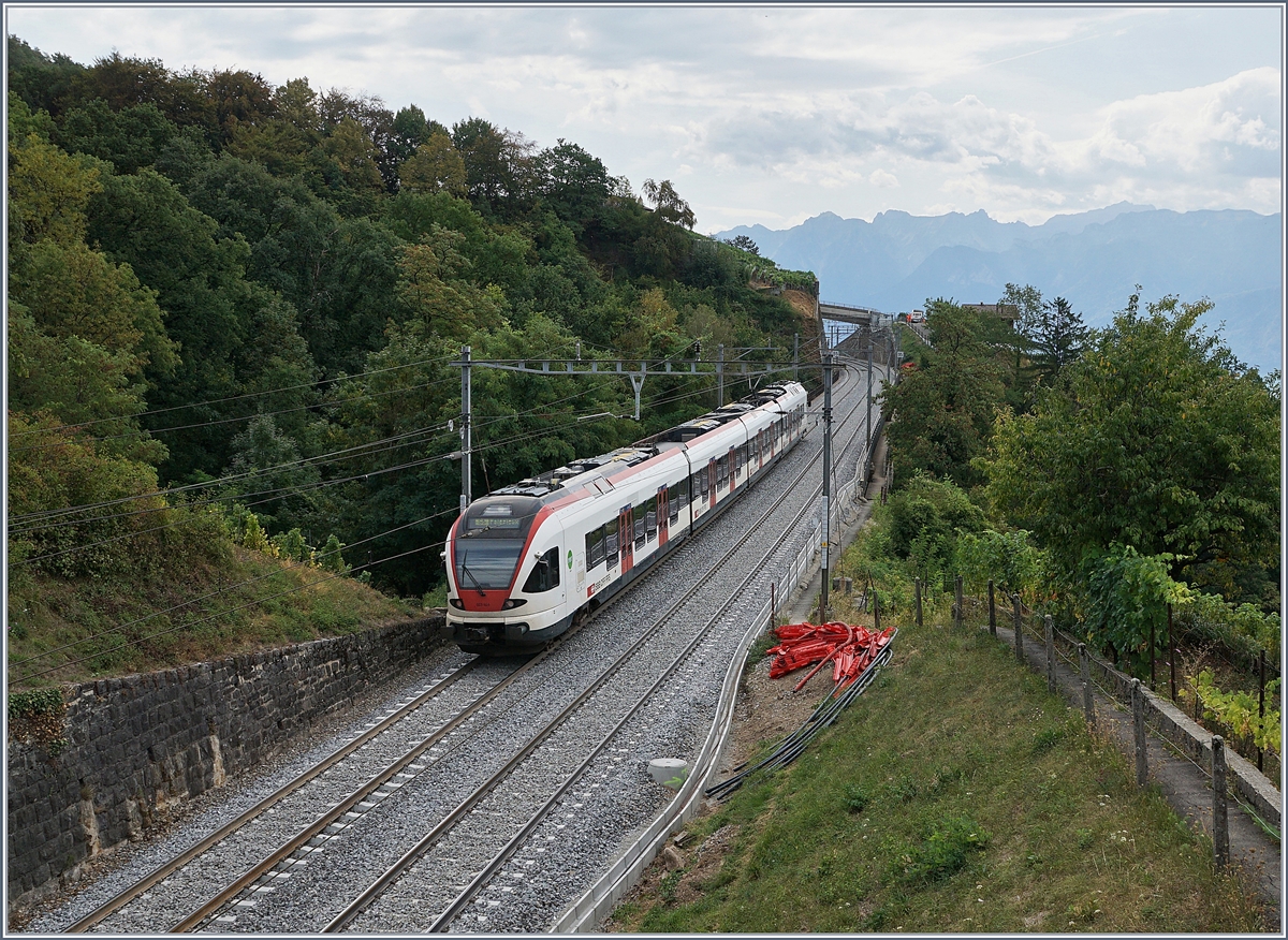 Dem Publikum als  Sommerfahrplan  schmachhaft gemacht wurde unter anderem auch die Strecke Lausanne - Bern zwischen Lausanne und Puidoux gesperrt und gesamthaft erneuert, mit dem Resultat, dass zumindest optisch sich erfreulicherweise kurz nach der Wiederinbetriebnahme gleich beide Gleise frisch ein geschottert zeigten. Kurz nach der Abfahrt in Bossière zeigt sich ein SBB RABe 523 auf dem Weg nach Palézieux.

29. Aug. 2018