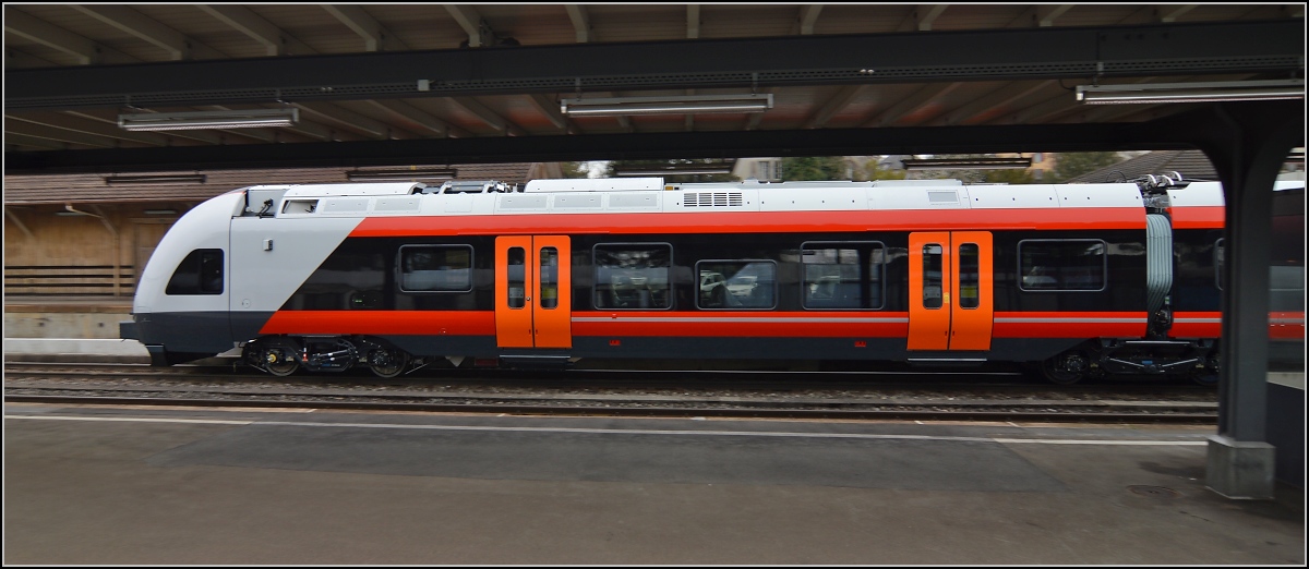 Den etwas schnelleren Flirt fr Norwegen ich bei einer berfhrungsfahrt standesgem nur als Notschuss durch den Bahnsteig erwischt. Sulgen, April 2014.