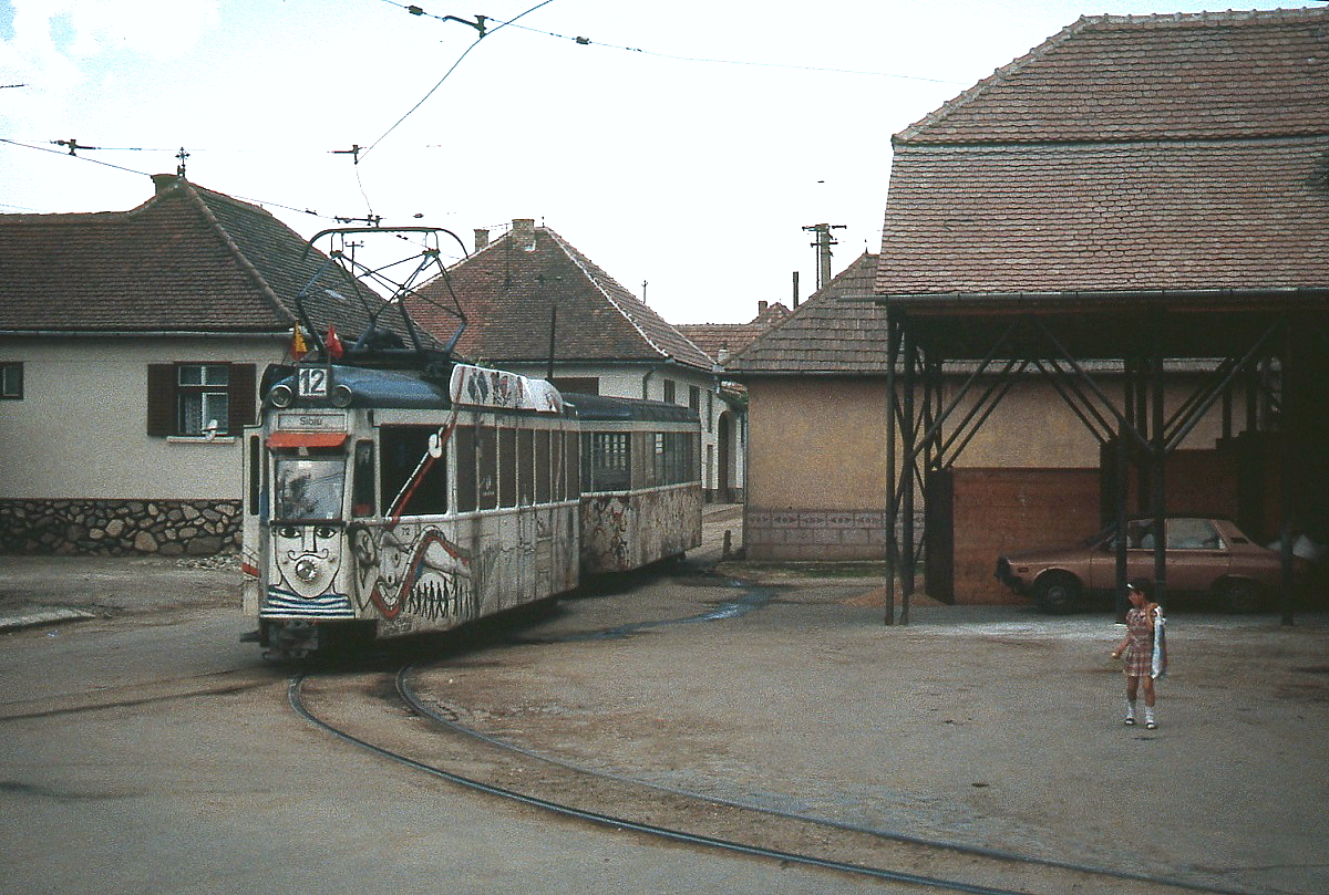 Den ex-Genfer Ce 4/4 712 verschlug es gemeinsam mit drei weiteren Genfer Vierachsern bis nach Transsylvanien. Im rum�nischen Sibiu/Hermannstadt verkehrte er auf der erst 1950 in Betrieb genommenen �berlandlinie in die Landgemeinde Rasinari/Reschinar. Hier wendet er im Sommer 1995 mit einem ex-Genfer Beiwagen auf dem dortigen Gleisdreieck. Der Betrieb wurde 2012 wegen des schlechten Gleiszustandes eingestellt, eine Wiederinbetriebnahme zu touristischen Zwecken soll angedacht sein.