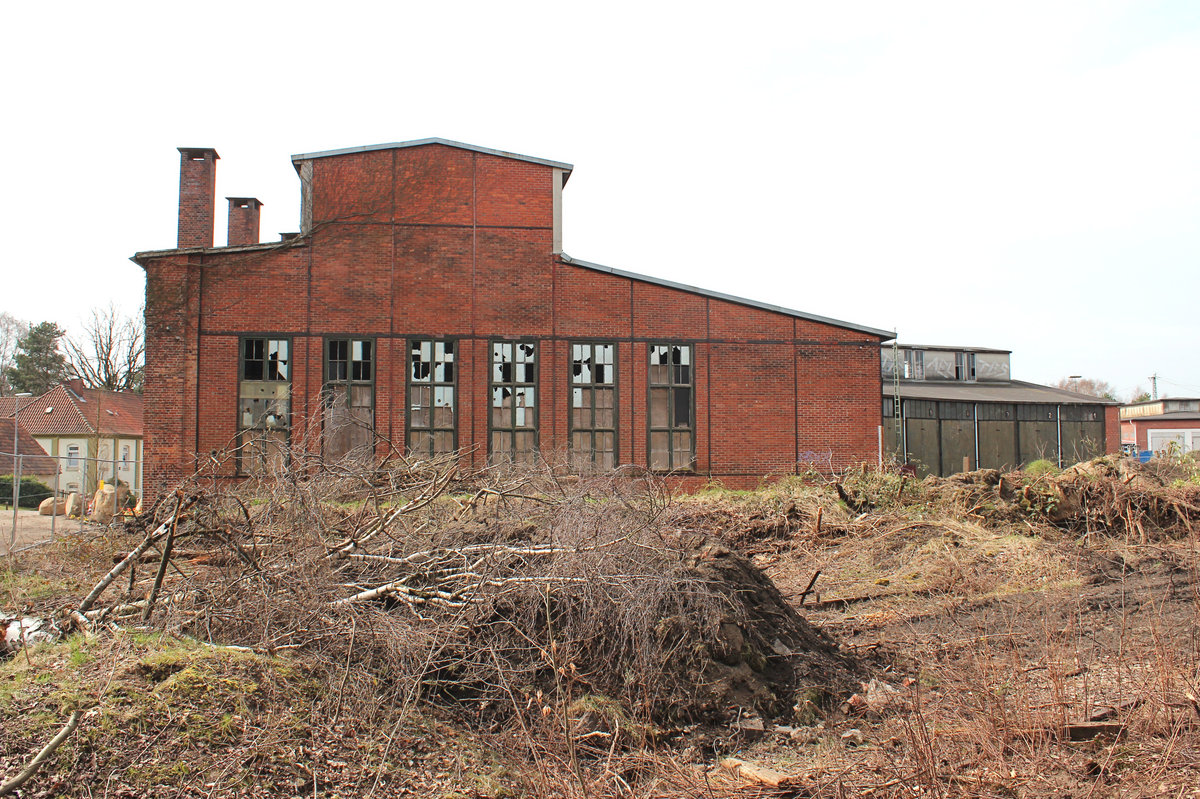 Denkmalgeschützter Lokschuppen plus Drehscheibe sind aus dem Dornröschenschlaf geholt wurden. Buchholz (Nordheide) 03.04.2016