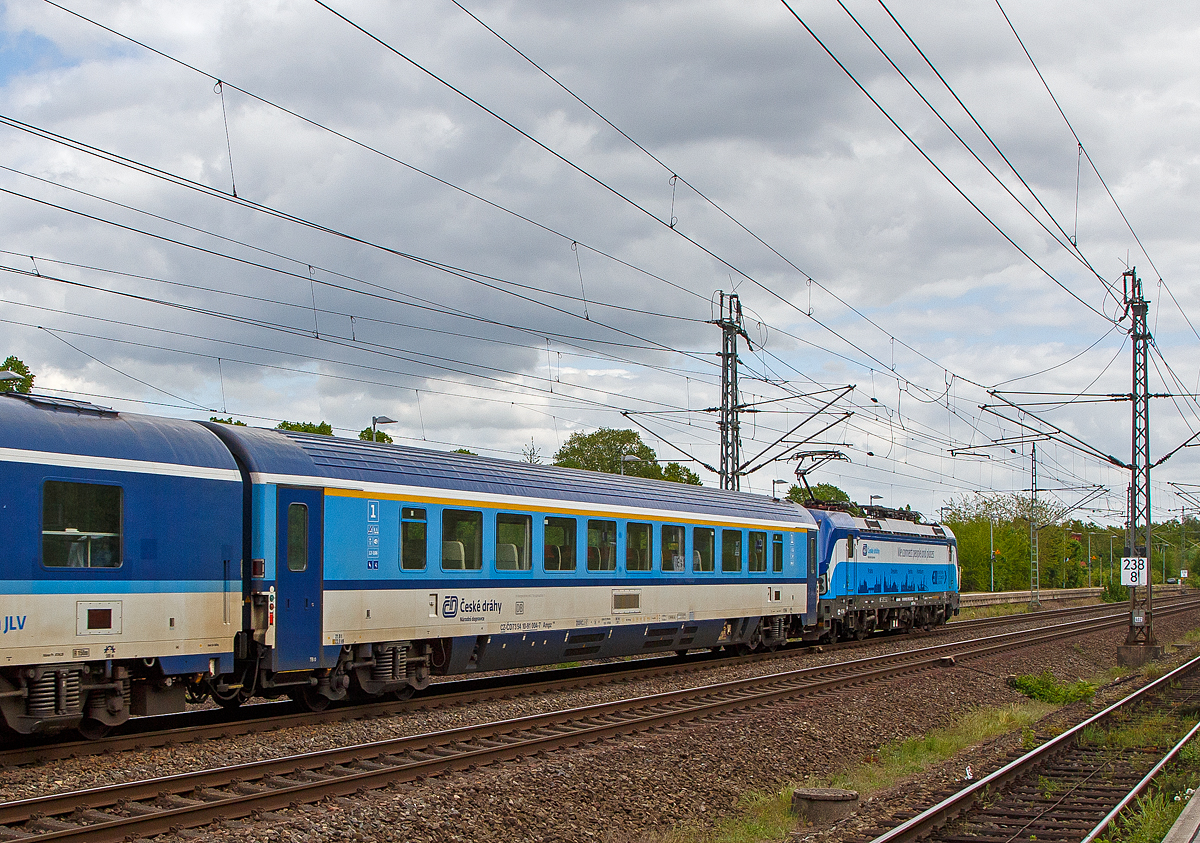 Der 1. Klasse Groraum IC Reisezugwagen (Eurofima-Wagen) der ČD - Česk drhy (Tschechische Bahnen), CZ- ČD 73 54 10-91 004-7 der Gattung Ampz 146 am 14.05.2022 im Zugverband bei einer Durchfahrt im Bahnhof Bchen in Richtung Osten.

TECHNISCHE DATEN:
Lnge ber Puffer: 26.400 mm
Drehzapfenabstand: 19.000 mm
Leergewicht: 40,4 t
Hchstgeschwindigkeit: 200 km/h
Sitzpltze: 58
Toiletten: 2, geschlossenes System
