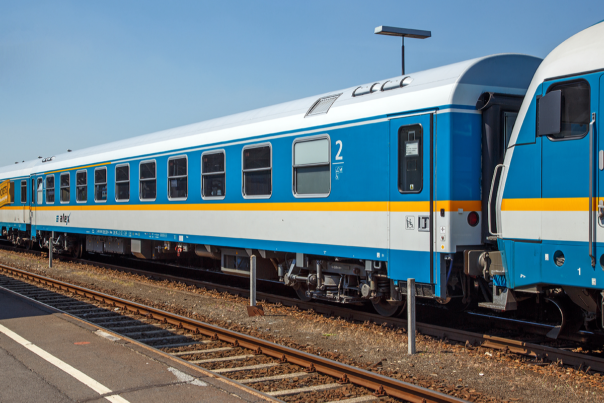 Der 1./2. Klasse Reisezugwagen 56 80 39-90 508-4 D-VBG der Gattung ABvmz des alex (VBG - Vogtlandbahn GmbH), ex 51 80 20-95 508-5 D-DB (der Gattung Bmz 210.2), DR 51 80 20-95 508 (der Gattung Amz 1095), am 01.07.2015 beim Halt, mit dem ALX 84110  (alex) Mnchen Hbf - Hof Hbf, im Bahnhof Marktredwitz.

Die Wagen der ehemaligen Gattung Amz 210 und Amz 210.1 sind die jngsten Fahrzeuge im Bestand des ALEX. Die Wagenserie entstand 1991 beim Waggonbau Bautzen (ehemals LOWA, spter Deutsche Waggonbau AG (DWA), jetzt Bombardier) im Auftrag der Deutschen Reichsbahn. Sie entstanden nach dem Vorbild der Ame-Wagen des RAW Halberstadt (sptere Am 201) und den UIC-Z-Normen. Es wurden insgesamt 40 Wagen gebaut, die ab Werk im blauen Interregio-Farbschema lackiert waren, innen jedoch noch klassische Schnellzugwagen waren. Eingesetzt wurden sie bis 2002 im Interregioverkehr. Zum Schluss liefen sie teilweise noch in Regionalexpresszgen, im Jahr 2003 wurde diese Wagenserie (gerade einmal 12 Jahre alt!) komplett ausgemustert. 22 Wagen dieses Typs konnte die Regentalbahn von der DB kaufen, 2 Wagen wurden als Ersatzteilspender verwendet, so dass sich aktuell 20 Wagen im Bestand des ALEX befinden. 

Die Wagen besaen ursprnglich 10 Abteile mit je 6 Sitzpltzen, beim ALEX wurden vier Abteile zur 1.Klasse mit je 5 Sitzpltzen, vier Abteile zur 2.Klasse mit je 6 Sitzpltzen, das zehnte Abteil entfiel zugunsten eines kleinen Mehrzweckbereichs. Einige Wagen laufen als rein zweitklassige Wagen.

Zur Einsetzbarkeit: Die Wagen mit den Ziffern 90 an 
der 7. und 8. Stelle der Wagennummer (wie dieser hier) sind mehrspannungsfhig, die Wagen mit den Ziffern 95 an dieser Stelle sind nur einspannungsfhig - die Versorgung der Zugsammelschiene ist nur mit der in Deutschland blichen Spannung von 1000V und 16 2/3 Hz mglich.

TECHNISCHE DATEN:
Hersteller:  Waggonbau Bautzen (Umbau VIS Halberstadt)
Spurweite: 1.435 mm
Lnge ber Puffer: 26.400 mm
Wagenkastenlnge: 26.100 mm
Drehzapfenabstand: 19.000 mm
Achsstand im Drehgestell: 2.600 mm
Drehgestellbauart: GP 200-S-Mg
Leergewicht: 41 t
Hchstgeschwindigkeit: 200 km/h
Zulassungen: RIC (mehrspannungsfhig)
Sitzpltze: 20 in der 1. und 29 in der 2. Klasse, 2 Rollstuhlpltze
Abteile: 4 Abteile 1. Klasse; 4 Abteile 2. Klasse; 1 Mehrzweckabteil
Toiletten: 2, davon 1 behindertengerecht
Bremsbauart: KE-GPR-Mg