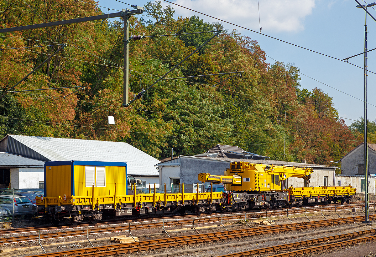 Der 125t Gleisbauschienenkran - KIROW Multi Tasker KRC 910 der Hering Bahnbau GmbH (Burbach), Schweres Nebenfahrzeug Nr. 99 80 9419 014-2 D-HGUI,  Thor , ist in Transportstellung mit dem Gegengewichtwagen 33 80 3998 293-3 D-HGUI (Gattung Res 072-1) und dem Schutzwagen 33 80 3998 265-1D-HGUI (Gattung Res 072-1), am 18.08.2018 im Bahnhof Au (Sieg) abgestellt.

Der Kran wurde 2016 von der Kirow Ardelt GmbH (Leipzig) unter der Fabriknummer  MT2015170784 gebaut und an die Hering Bau geliefert..

TECHNISCHE DATEN siehe:
http://hellertal.startbilder.de/bild/Deutschland~Bahndienstfahrzeuge~Gleiskrane/625008/der-125t-gleisbauschienenkran---kirow-multi.html
