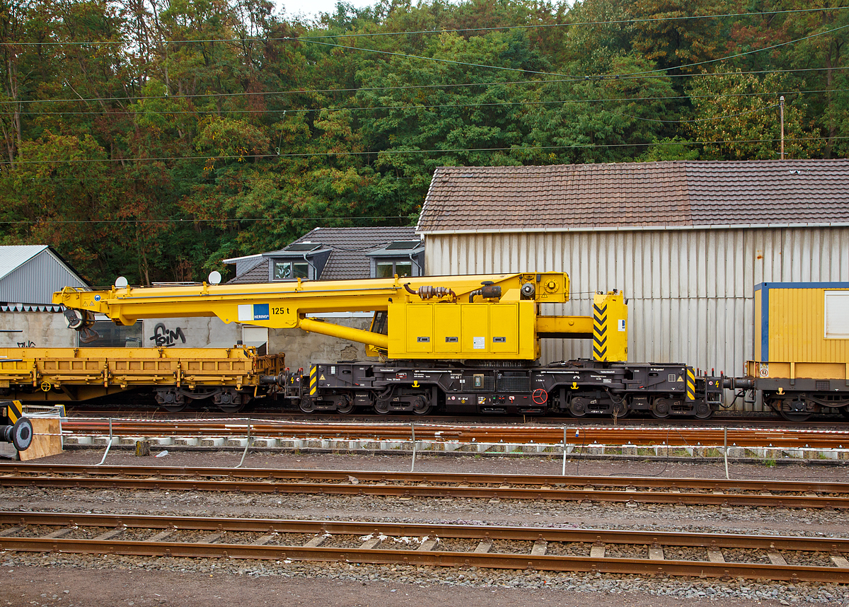 
Der 125t Gleisbauschienenkran KIROW Multi Tasker KRC 810 T der Hering Bau (Burbach), Schweres Nebenfahrzeug Nr. D-HGUI 99 80 9419 000-1, wartet am 15.09.2018 auf neue Aufgaben in Au (Sieg).

Der 125-t-Eisenbahndrehkran wird fr den Aus-und Einbau von schweren Betonweichen, Gleisjochen und Hilfsbrcken sowie fr die Montage von Ingenieurbauwerken eingesetzt. Bei Havarien auf Bahnstrecken leistet er schnelle Hilfe zum Bergen schwerer Lasten.

Technische Daten
Eigengewicht: 128 t
Lnge ber Puffer: 13.000 mm
Achsanzahl: 8
Drehzapfenabstand: 8.000 mm
Drehzapfenabstand im Drehgestell 1 und 2: 2.300 mm
Achsabstand in den Einzeldrehgestellen: 1.100mm
Ergebene Achsabstnde in m: 1,1 / 1,2 / 1,1/ 4,6 / 1,1 / 1,2 / 1,1
Achsfolge: 1'A'1A'A1'A1'
Treib- und Laufdurchmesser 730 (680) mm
Achslast: 16,0 t
Dieselmotor:  wassergekhlter 6-Zylinder -Reihenmotor mit Abgasturboaufladung und Ladeluftkhlung vom Typ Cummins M 11 – C 315
Not-Dieselmotor: Typ Hatz 2 G 40 mit 11,5 kW Leistung
Zugelassen als Schwerwagen fr Streckenklasse: CS 05
kleinster befahrbarer Radius: 80 m

Tragfhigkeiten:
bei 0,00 m Ausladung vor Puffer: 90 t (mit Schwerlastausrstung 125 t)
bei 2,80 m Ausladung vor Puffer,  30, abgesttzt: 90 t
bei 2,80 m Ausladung vor Puffer,  20, freistehend: 46 t