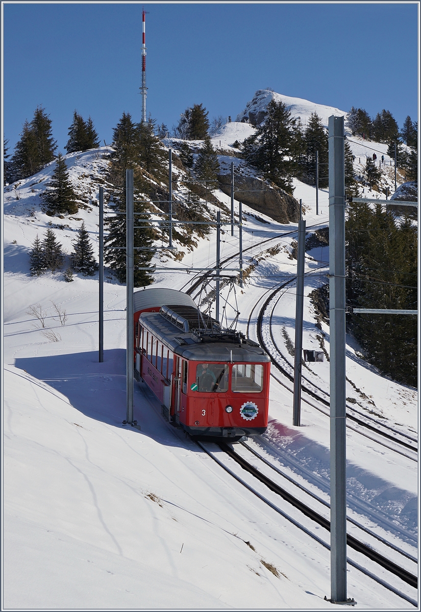 Der 1937 von SLM und BBC gebaute BDhe 2/4 N° 3 mit einem Vorstellwagen hat Rigi Staffel verlassen und wird in wenigen Miuten die Gipfstation Rigi Kulm erreichen.
24. Feb. 2018