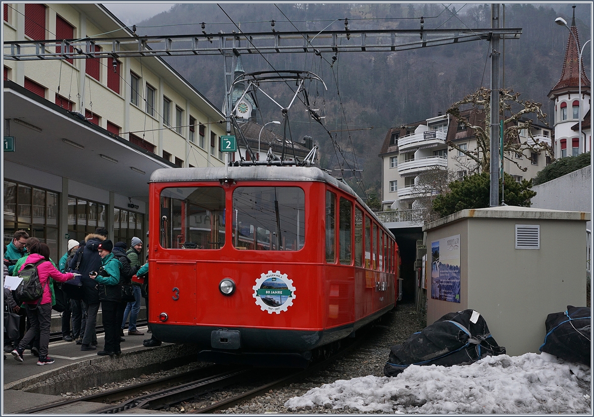 Der 1937 von SLM und BBC gebaute BDhe 2/4 N° 3 wartet mit einem Vorstellwagen in Vitznau auf die Abfahrt Richtung Rigi.
24. Feb. 2018