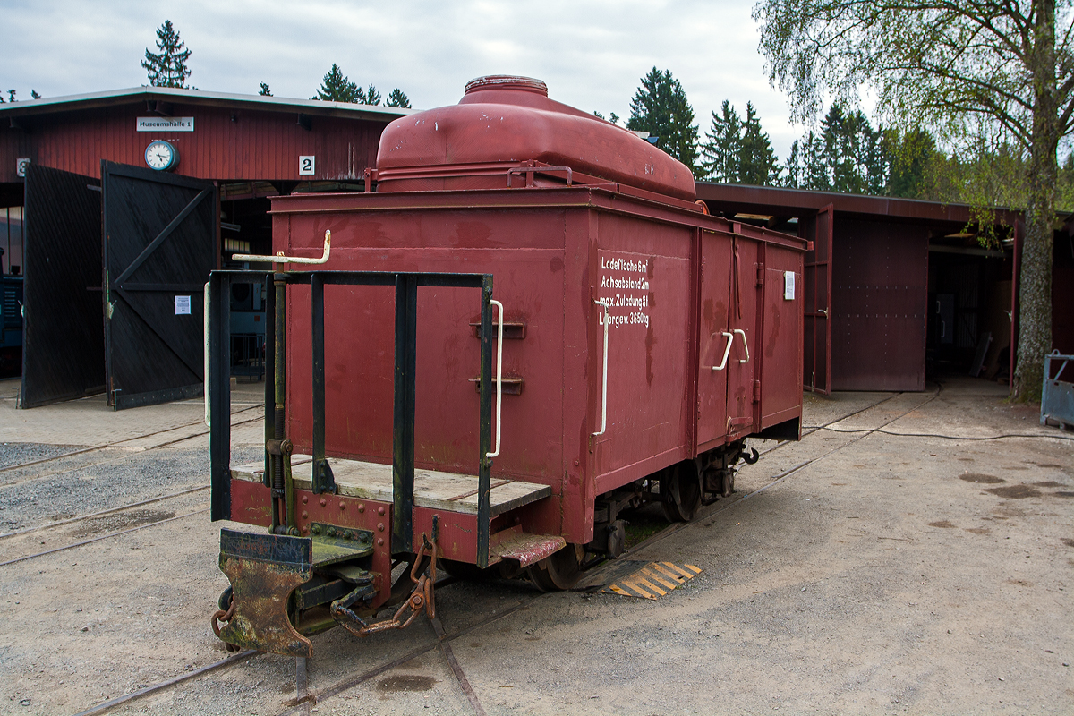 Der 2-achsiger Offener Kleinbahn-Güterwagen Nr. 103 der FGF (Feld- und Grubenbahnmuseum Fortuna, Solms), ex PKP 00-08-512-0745-6 abgestellt am 16.04.2011 im Museum  in Solms-Oberbiel.

Der Kleinbahnwagen ist von der ehemaligen Wirsitzer Kreisbahn (pol. Wyrzysk) bei Bromber (pol. Bydgoszcz), Polen. Diese Kleinbahn gehörte ebenso wie die Bromberger Kreisbahn zu den Westpreußischen Schmalspurbahnen mit 600 mm Spurweite. Sie war 1895 hauptsächlich für den Zuckerrübentransport eröffnet worden und erreichte 1948 mit einer Streckenlänge von 206,76 km ihre größte Ausdehnung. Die letzte Teilstrecke für den Güterverkehr wurde von der PKP am 31.12.1993 eingestellt. Zentrum der Bahn war Bialosliwie (ehemals Weißenhöhe), wo ein großer Lokschuppen mit Drehscheibe, diverse Verladeeinrichtungen und die Hauptwerkstatt beheimatet waren.

Mit der Bezeichnung Wh diente dieser um 1943 gebauter Wagen 103 als Kohlewagen und ist mit einer auf beide Achsen wirkenden Bremse ausgerüstet. Das maximale Ladegewicht des 3650 kg schweren Wagens beträgt 8 Tonnen. 2003 wurde der Wagen zum Feuerlöschwagen umgebaut und mit einem 4,000-Liter-Tank und einer Motorpumpe versehen. An Fahrtagen der FGF steht Wagen 103 einsatzbereit auf dem Kerngelände, bereit für den Einsatz auf der Rundkursstrecke im Wald.

Technische Daten:
Spurweite: 600 mm
Eigengewicht: 3.650 kg
Ladegewicht: 8.000 kg
Ladefläche: 6 m²
Achsabstand: 2.000 mm
Länge über Puffer: 5.500 mm
Breite: 1.800 mm
Höhe: 2.050 mm
