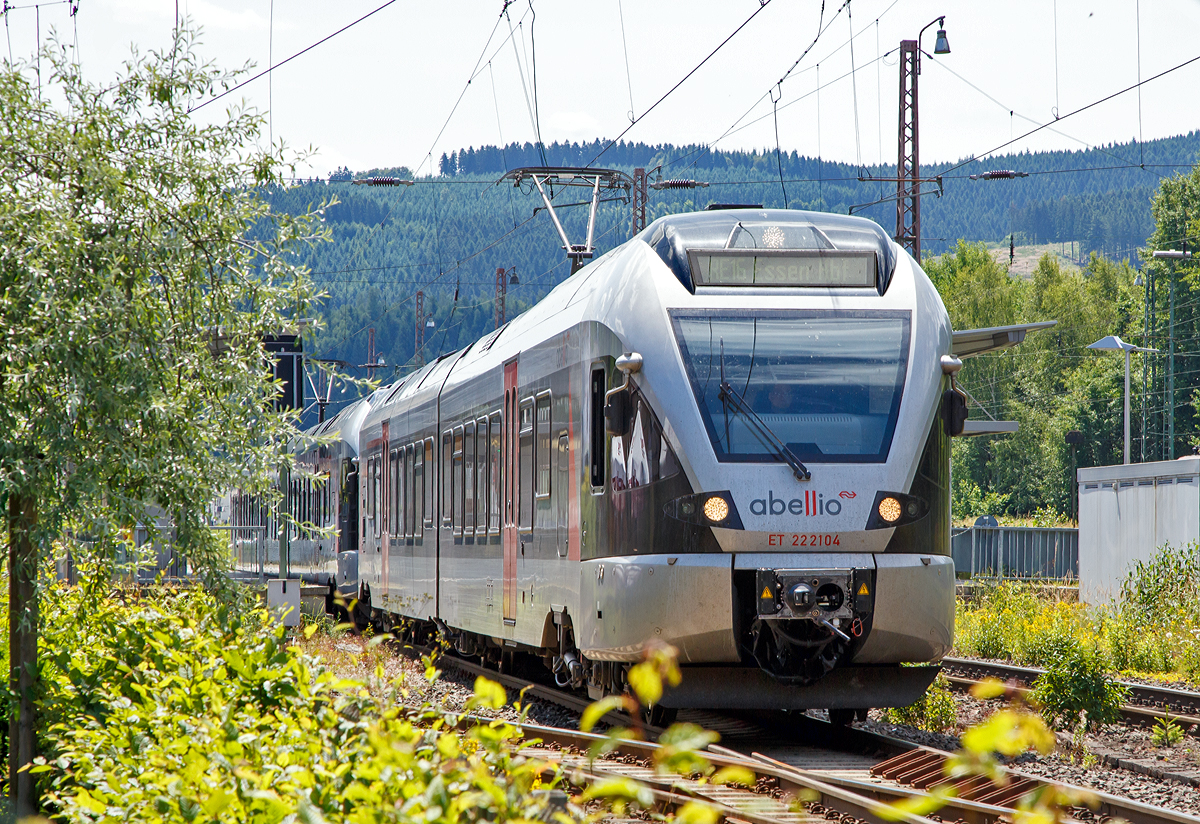 
Der 2-teilige Stadler Flirt ET 22 2104 gekuppelt mit dem 3-teiligen Stadler Flirt ET 23 2109  Kreis Siegen-Wittgenstein , beide von der Abellio Rail NRW, fahren am 28.06.2015, als RE 16  Ruhr-Sieg-Express  (Siegen – Hagen – Essen), vom Bahnhof Altemhunden weiter in Richtung Hagen. 

Einen freundlichen Gruß an den Tf retour.