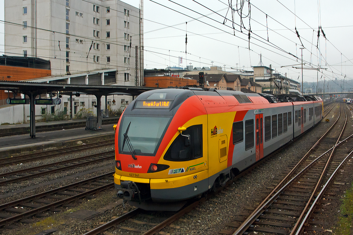 Der 3-teilige Stadler FLIRT 427 541 / 827 041/ 427 041 (94 80 0427 123-5 D-HEB / 94 80 0827 123-1 D-HEB / 94 80 0427 623-4 D-HEB) der HLB Bahn (Hessischen Landesbahn) ist am 30.11.2014 beim Hbf Siegen abgestellt.

Der Triebzug wurde 2010 von Stadler Pankow in Berlin unter den Fabriknummern 38620, 38621 und 38622 gebaut und an die HLB geliefert.


Technische Daten:
Spurweite: 1.435 mm (Normalspur)
Achsformel: Bo'2'2'Bo´
Lnge ber Scharfenberg-Kupplung: 58.178 mm
Breite:  2.880 mm
Hhe: 4.185 mm
Achsabstnde im Drehgestell: 2.700 mm
Triebraddurchmesser: 870/800 mm (neu/abgenutzt)
Laufraddurchmesser: 750/690 mm (neu/abgenutzt)
Dauerleistung am Rad: 1.500 kW
Max. Leistung am Rad: 1.950 kW
Anfahrzugkraft baulich (bis 55 km/h): 150 kN
Max. Beschleunigung bis 80 km/h: 1,01 m/s
Hchstgeschwindigkeit: 160 km/h
Leergewicht: 100 t
Speisespannung: 15 kV, 16 1/3 Hz
Sitzpltze: 16 (1. Kl.) / 116 (2. Kl.) / 48 Klappsitze
