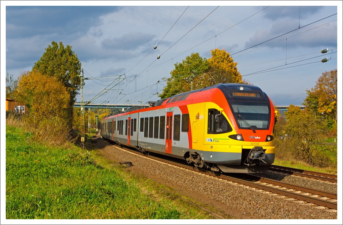 Der 5-teilige Stadler Flirt 429 046 / 546 der HLB Bahn (Hessischen Landesbahn)  als RE99 / RE 40 Siegen - Gieen - Frankfurt Hbf (Umlauf HLB24967), hier am 22.10.2013 kurz vor Haiger auf der Dillstrecke (KBS 445 bei km 127,6) weiter in Richtung Gieen.

Die Linie verkehrt in NRW als RE 99 und im Gebiet des Rhein-Main-Verkehrsverbundes in Hessen als RE 40. Von Siegen fhrt der Regional-Express ber die Dillstrecke (KBS 445) bis Gieen, von dort fhrt dann (nach Fahrtrichtungswechsel) ber die Main-Weser-Bahn weiter nach Frankfurt (Main) Hauptbahnhof.
