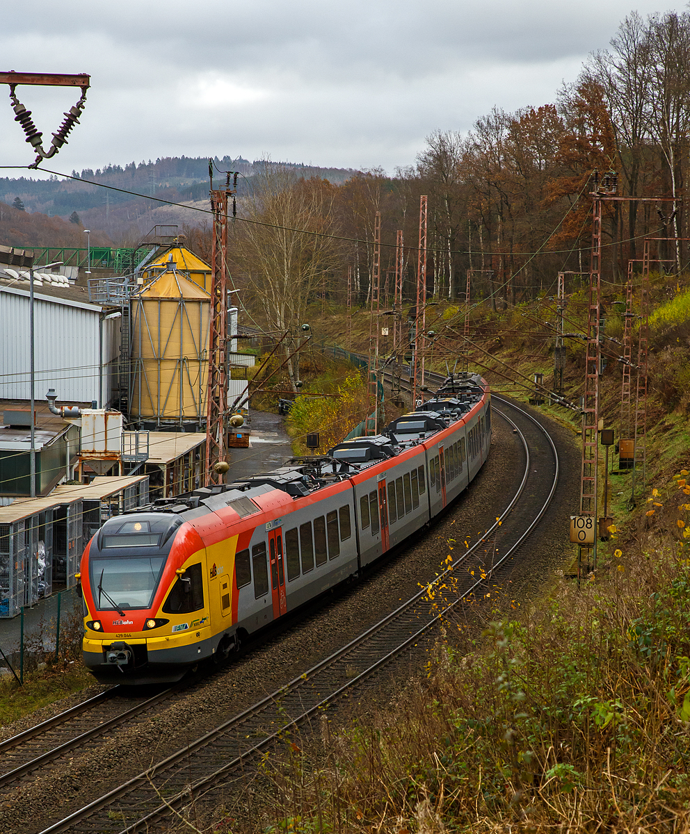 Der 5-teilige Stadler Flirt 429 044 / 429 544 der HLB (Hessischen Landesbahn)  fährt am 18.11.2021, als RE 99  Main-Sieg-Express  (Gießen – Siegen), bei Siegen - Kaan-Marienborn über die Dillstrecke (KBS 445) in Richtung Siegen und erreicht auch bald den Hbf Siegen.