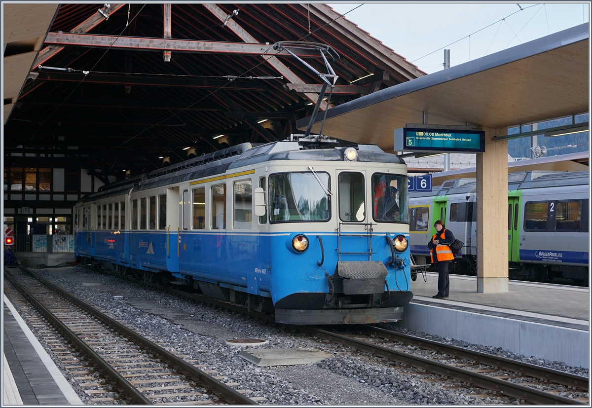 Der ABDe 8/8 4002 VAUD wartet in Zweisimmen auf die Abfahrt als Regionalzug nach Montreux um 9:05; infolge von Trasseschäden werden die Reisenden aber von Gstaad bis Château d'Oex  benutzen müssen um dann mit einem Alpina nach Montreux weiterzufahren.
10. Jan. 2018