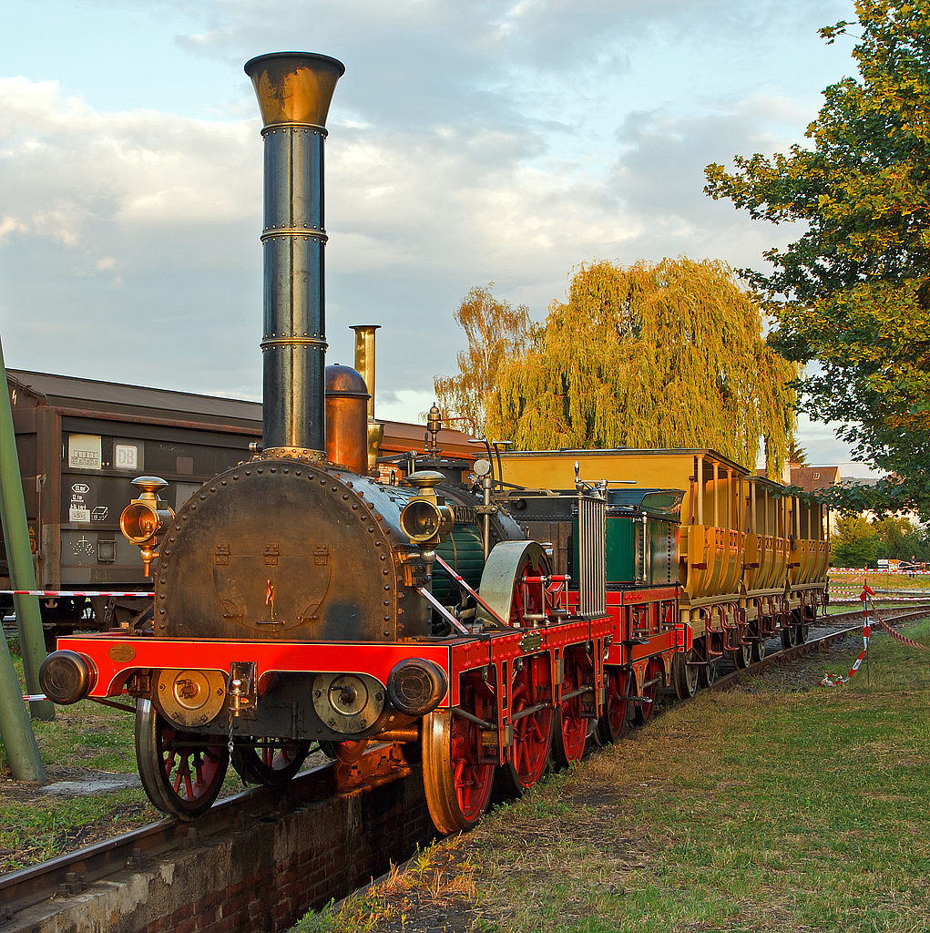 Der Adler, die erste Dampflok in Deutschland, am 14.06.2014 abgestellt im DB Museum Koblenz-Lützel. 

Die Dampflokomotive  Adler  war die erste in Deutschland eingesetzte Lokomotive. Sie war ein Import aus England und fuhr mehr als 20 Jahre zwischen Nürnberg und Fürth. Im DB Museum steht ein Nachbau der Loklegende.

Im Vergleich zu unseren Hochgeschwindigkeitszügen wie dem ICE sieht der „Adler“ wie aus dem Märchenbuch aus. Wuchtige Stahlräder sind an einen fassähnlichen Bauch montiert und vorne ragt der hohe Schornstein wie eine Trompete in die Luft. Das Ganze bunt, grün, rot, die Wagen gelb. Doch diese Dampflok ist im Jahr 1835 das Neueste auf dem Markt und hypermodern. Fast acht Wochen dauerte die Anlieferung aus der englischen Lokomotivfabrik Robert Stephenson & Co. in Newcastle upon Tyne. Zerlegt in seine Einzelteile kommt der „Adler“ per Schiff und Maultier in die Werkstätte von Wilhelm Späth, wird dort zusammengebaut und auf die neuen Gleise in Nürnberg in einen Bahnhof aus Holz gestellt. Die erste mit Dampf betriebene Zugmaschine in Deutschland nimmt ihren regelmäßigen Betrieb für die Ludwigs-Eisenbahn-Gesellschaft auf.

7. Dezember 1835: Die erste offizielle Eisenbahnfahrt des Adlers findet statt. Die historische Bedeutung ist allen bewusst, als der Ludwigszug den Nürnberger Bahnhof verlässt. Zweihundert Ehrengäste treten neun Minuten später, sechs Kilometer entfernt, in Fürth auf den Bahnsteig. Euphorisch und berauscht von der Geschwindigkeit und der modernen Zeit. Ein Detail am Rande: Der Lokomotivführer, der diese erste Fahrt bestritt, war der Engländer William Wilson. Er wurde als Spezialist extra eingestellt und verdiente mehr als der Direktor der Ludwigs-Eisenbahn-Gesellschaft.  

Leider ist der  Adler  im Original verschollen. Er wurde nach mehr als 20 Dienstjahren 1857 verkauft. Danach verliert sich seine Spur.

Es existieren jedoch zwei Nachbauten in Originalgröße. Beide befinden sich im Eigentum des DB Museums. Der Nachbau von 1935 ist fahrfähig und kann für Charterfahrten gebucht werden. Der im Museum ausgestellte zweite Nachbau wurde 1952 von Lehrlingen der Deutschen Bundesbahn gebaut und diente als Ausstellungsstück auf Messen.

Der fahrfähige Nachbau von 1935 wurde bei einem Depotbrand 2005 stark beschädigt und in den Jahren 2006 und 2007 vom Dampflokwerk Meiningen restauriert. Dabei wurden neueste Erkenntnisse der Adler-Forschung umgesetzt. So wurde der Schornstein nach der Originalumrisszeichnung konisch und nicht wie 1935 geschehen, konkav ausgeführt. 

Quelle: DB Museum


TECHNISCHE DATEN:
Baujahr: 1835 (Nachbauten 1935 / 1952)
Hersteller:  Robert Stephenson & Co. (Ausbildungswerkstätten der Deutschen Bundesbahn)
Spurweite: 1.435 mm
Achsfolge: 1A1 (Whyte-Notation: 2-2-2)
Reisegeschwindigkeit: 35 km/h
Höchstgeschwindigkeit: ca. 65 km/h
Leistung: 41 PS
Länge:  6.700  mm
Dienstgewicht: 14 t
Triebwerksbezeichnung: 1A1n2
Treibraddurchmesser:  1.372 mm
Laufraddurchmesser vorn/hinten:  915 mm
Zylinderanzahl:  2
Zylinderdurchmesser:  229 mm
Kolbenhub:  406 mm
Kesselüberdruck:  3,3 bar (Nachbau von 1935: 6 bar)
