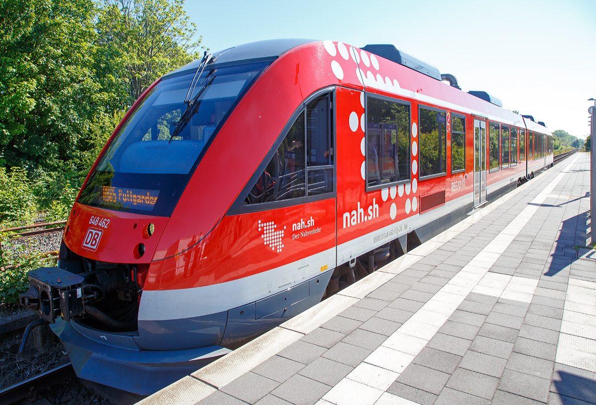 Der Alstom Coradia LINT 41 der DB Regio 648 462 / 648 962 (95 80 0648 462-9 D-DB / 95 80 0648 962-8 D-DB) hat am 11.06.2015 , als RB 85 (Lbeck - Sierksdorf Oldenburg in Holstein -Puttgarden), den Haltepunkt Groenbrode erreicht. 

Der Dieseltriebzug wurde 2011 von Alstom (LHB) in Salzgitter unter der Fabriknummer 0001001230 013 gebaut.