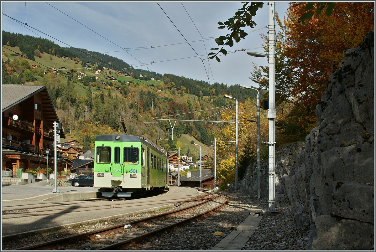 Der AOMC BDeh 4/4 501 in der Entstation Champéry.
25. Okt 2013