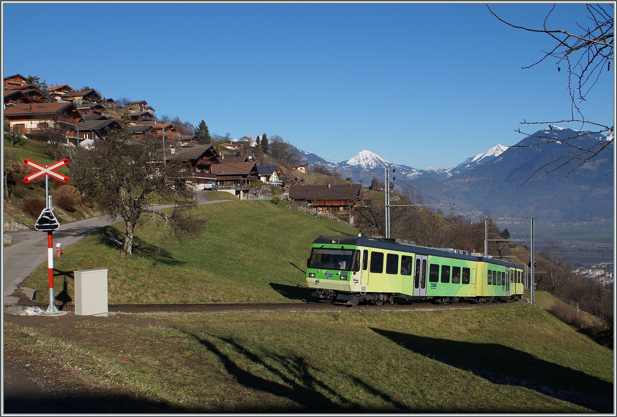 Der AOMC Beh 4/8 592, unterwegs als Regioanlzug 48 von Aigle nach Champéry erreicht in Kürze die Haltestelle  Pont de Chemex . 
7. Jan 2015