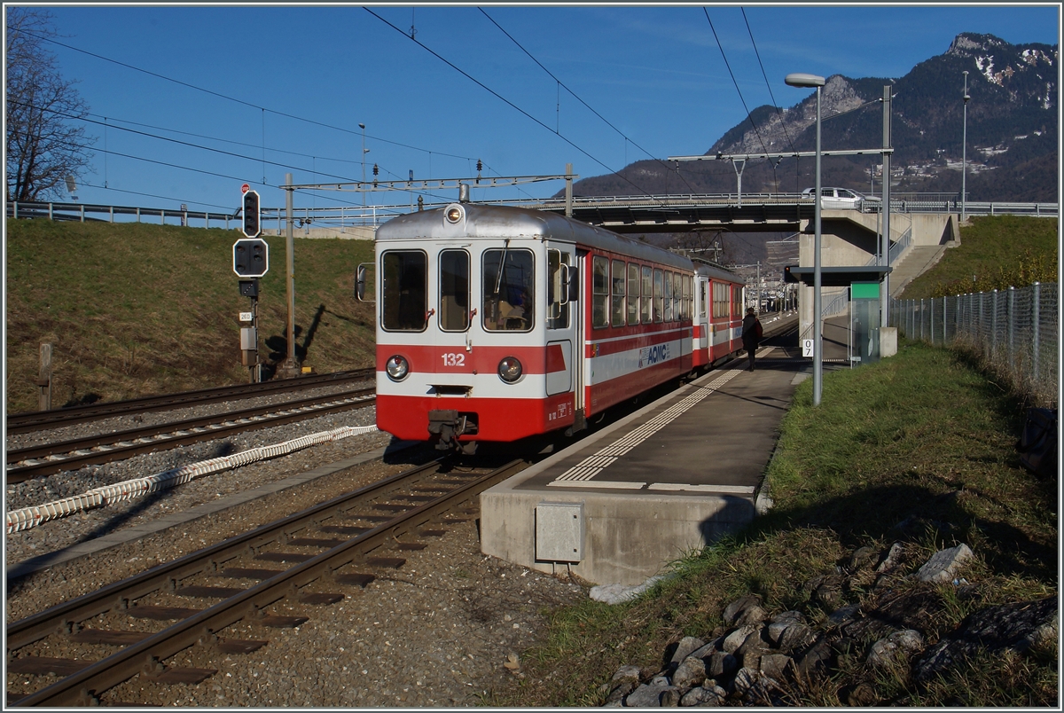 Der AOMC Regionalzug 134 von Aigle nach Monthey Ville macht an der Haltestelle Aigle Hopital einen kurzen Halt.
25. Jan. 2016