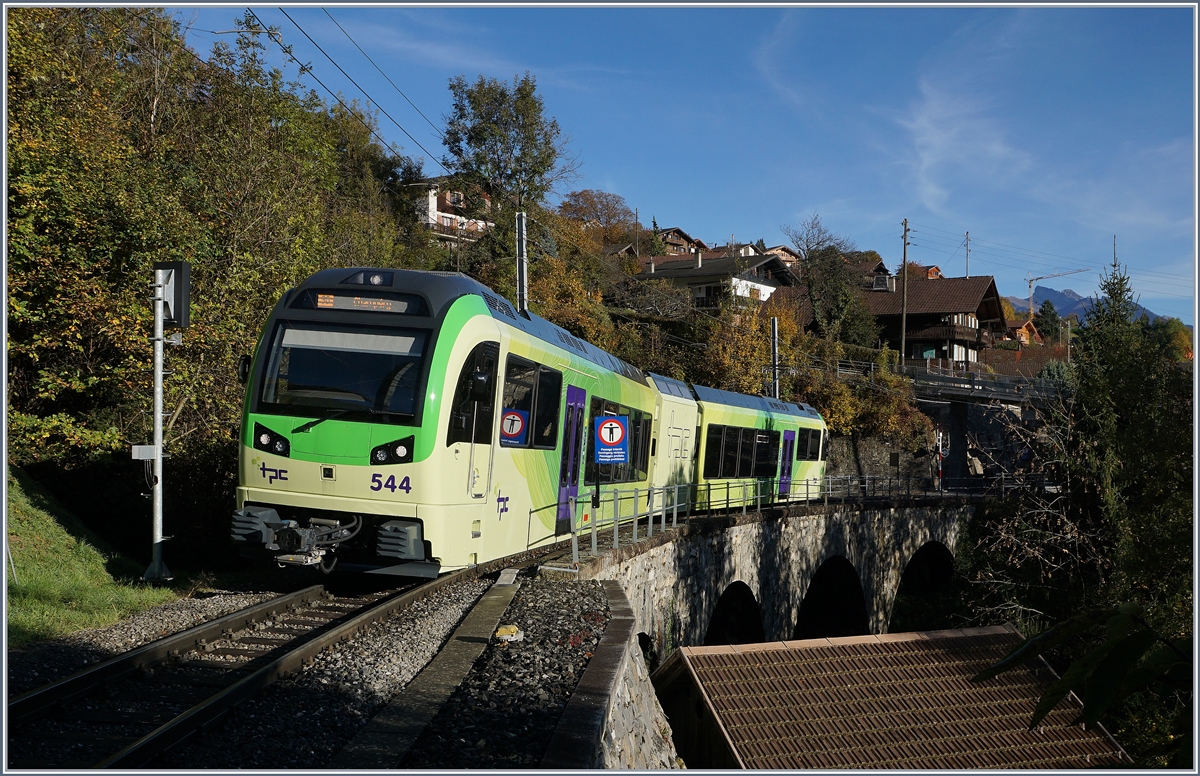 Der AOMC TPC GTW Beh 2/6 544 auf der Pont de Chemex. 
28. Okt. 2016