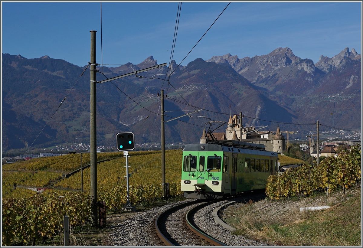 Der ASD BDe 4/4 402 ist oberhab des Schlosses von Aigel auf dem Weg nach Aigle. 

27. Okt. 2021