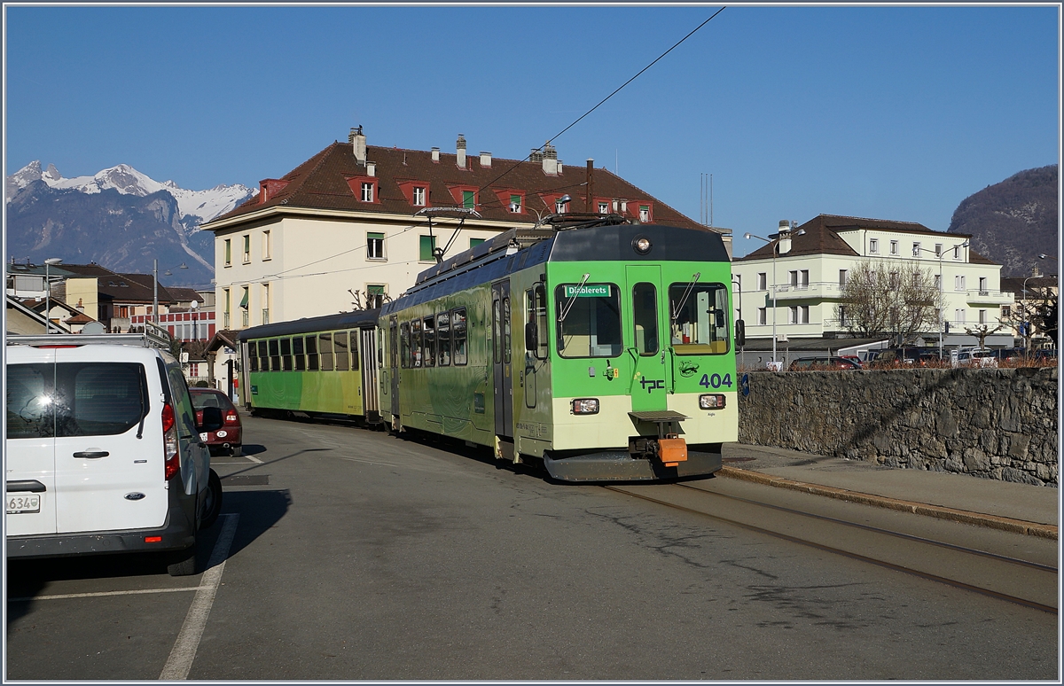 Der ASD BDe 4/4 404 mit Bt (ex Birsigtalbahn) hat nach einem kurzen Stop die Haltestelle Aigle Place du Marché hinter sich gelassen und fährt nun weiter Richtung Les Diablerets. Auch diesem Strassenbahn ähnlichen Abschnitt hängt erst vor kurzem erneuerte Fahrdraht noch an den alten Fahrleitungsmasten, die wohl noch aus der Eröffnungszeit der Bahn stammen. 


23. Feb. 2019