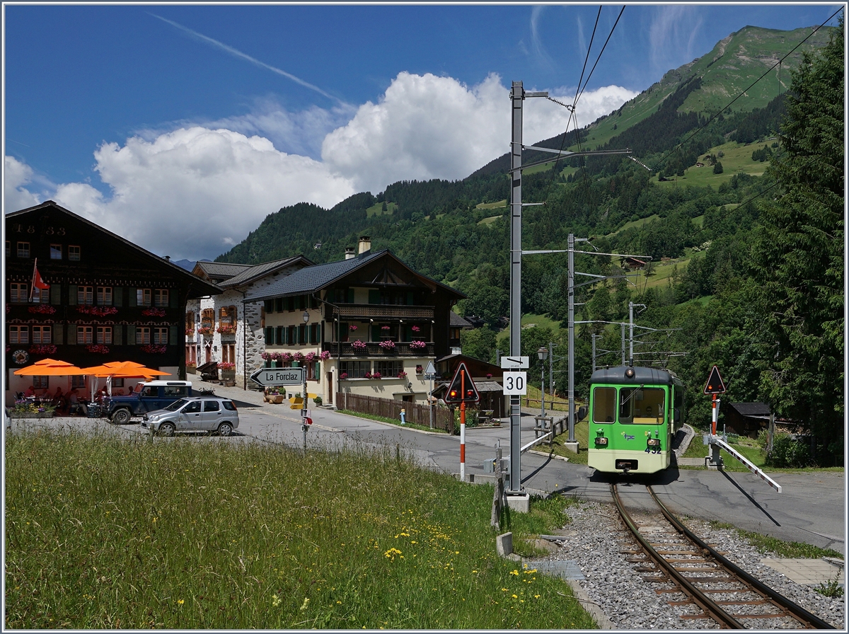 Der ASD Regionalzug 436 erreicht Vers l'Eglise. 
6. Juli 2016