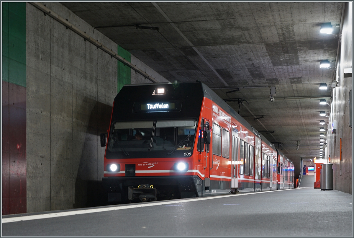 Der asm Be 2/6 505 und ein weiterer warten in Biel auf die Abfahrt nach Täuffelen. 

20. Nov. 2021