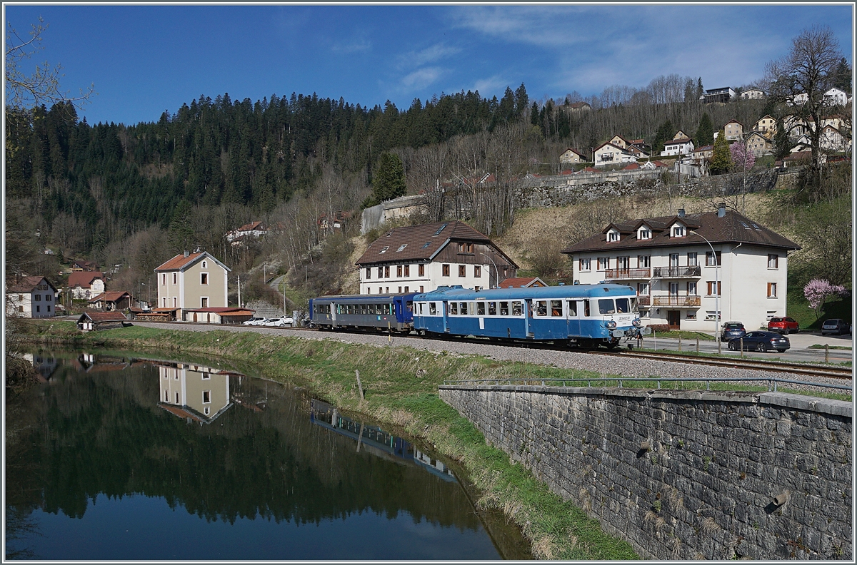 Der  Assosiation l'autrail X2800 du Haut Doubs  X 2816 mit Beiwagen erreicht im Rahmen einer Ostersonderfahrt in Kürze sein Ziel Morteau. 

16. April 2022