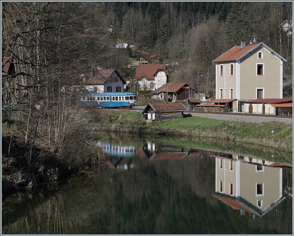 Der  Assosiation l'autrail X2800 du Haut Doubs  X 2816 kommt ins Blickfeld und wurde genau vor dem kleinen Schopf Eingangs Morteau fotografiert, einerseits um ein erstes Bild des Nebenbahntriebwagens zu erhalten, aber auch, um den Beiwagen wegzutarnen. 

16. April 2022