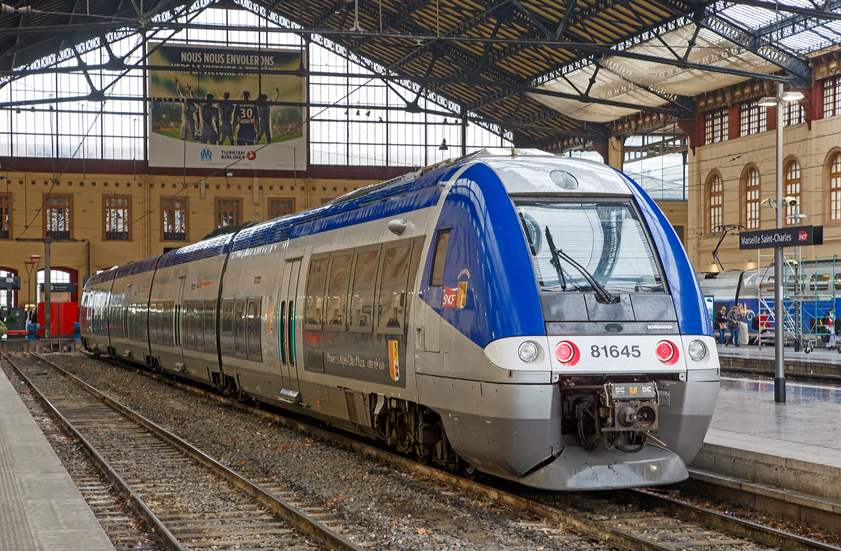 
Der  B 81645 - B 81646  Touloubre  ein vierteiliger Hybrid BGC-AGC-Triebzug (bimode) der SNCF TER Provence-Alpes-Côte d'Azur ist am 25.03.2015 in den Bahnhof Marseille Saint-Charles eingefahren. 

Die SNCF-Baureihe B 81500 Zweikraftversion (BGC / bimode) des autorail à grande capacité (AGC) des Herstellers Bombardier, sie können sowohl mit Dieselantrieb als auch elektrisch unter 1,5 kV Gleichspannung fahren. Den B 81500 gibt es als dreiteiligen und vierteiligen Zug. Ein Triebzug jeweils zwei angetriebene Enddrehgestelle, die dazwischen liegenden Drehgestelle sind Jakobs-Drehgestelle. Der Autorail Grande Capacité kurz AGC (deutsch: „Triebwagen mit großer Kapazität“) ist ein Triebzug der von Bombardier in Crespin für die SNCF gebaut wurde. 