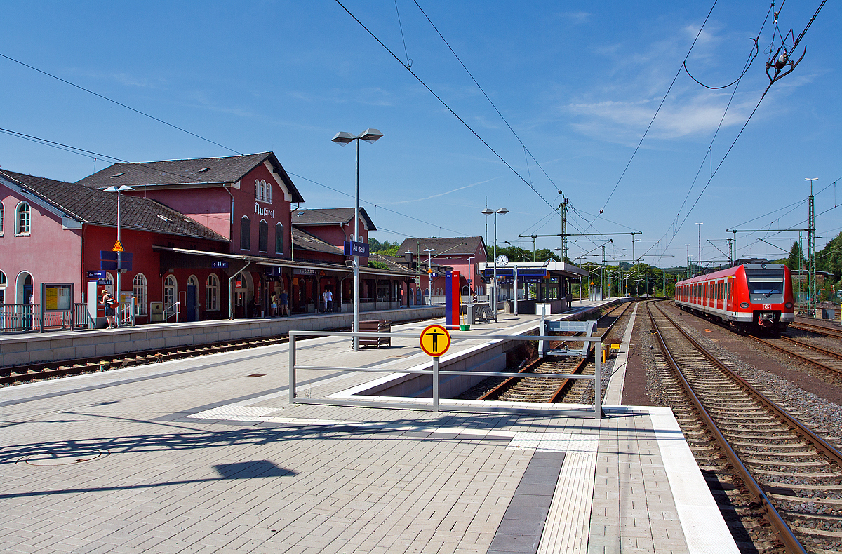 
Der Bahnhof Au (Sieg) am 19.07.2014. 
An der Siegstrecke (KBS 460) und Ende der Bahnstrecke (Engers–)Altenkirchen-Au

Rechts ist 423 555-2 der S-Bahn Köln abgestellt.