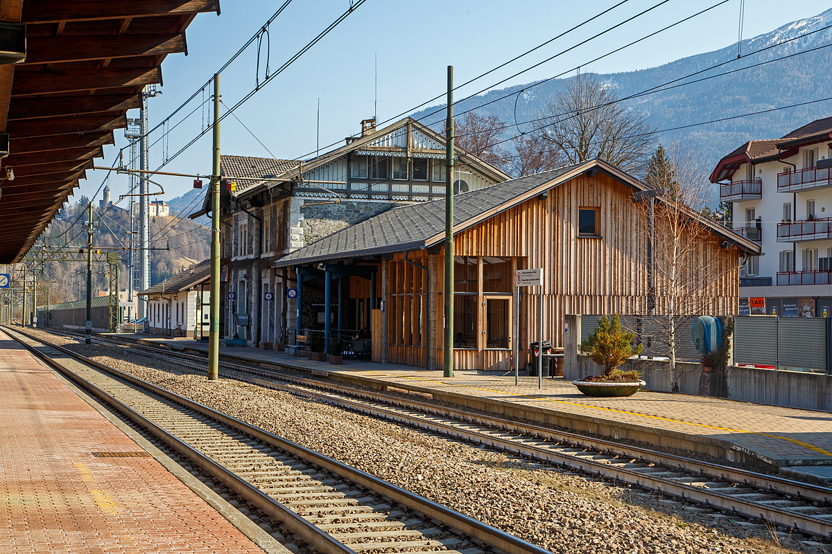 Der Bahnhof Bahnhof Sterzing-Pfitsch (Stazione di Vipiteno-Val di Vizze) an der Brennerbahn am 27.03.2022 von der Gleisseite.

Der Bahnhof Sterzing-Pfitsch befindet sich auf 949 m Höhe nahe dem Stadtzentrum von Sterzing im Wipptal. Von der schnell erreichbaren Altstadt ist er durch den Eisack und die SS 12 getrennt. Der Bahnhof liegt allerdings nicht in Sterzing, sondern auf dem Gebiet der Nachbargemeinde Pfitsch.

Der Bahnhof hat übrigens auch ein tolles Buffet.
