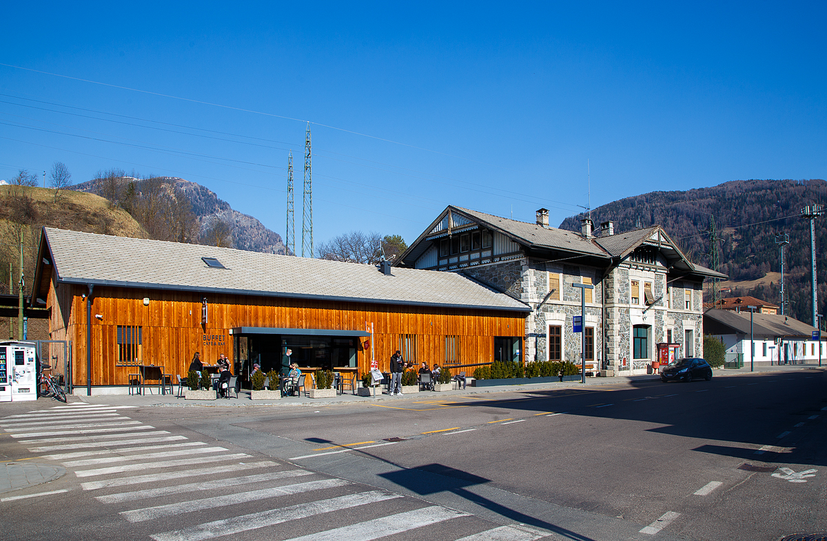 Der Bahnhof Bahnhof Sterzing-Pfitsch (Stazione di Vipiteno-Val di Vizze) an der Brennerbahn am 27.03.2022 von der Straßenseite.

Der Bahnhof Sterzing-Pfitsch befindet sich auf 949 m Höhe nahe dem Stadtzentrum von Sterzing im Wipptal. Von der schnell erreichbaren Altstadt ist er durch den Eisack und die SS 12 getrennt. Der Bahnhof liegt allerdings nicht in Sterzing, sondern auf dem Gebiet der Nachbargemeinde Pfitsch.

Der Bahnhof hat übrigens auch ein tolles Buffet.
