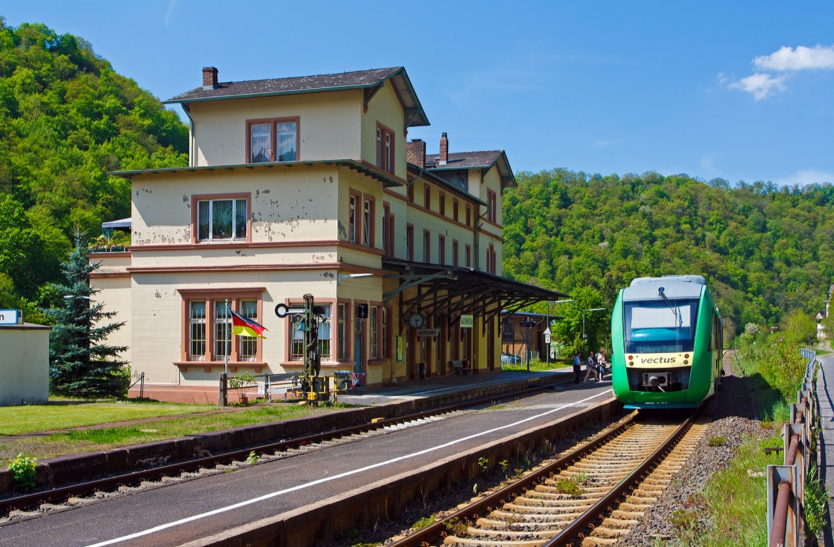 Der Bahnhof Balduinstein, an der KBS 625 - Lahntalbahn (km 61,4), am 05.05.2013.

Das spätklassizistische Bahnhofsgebäude entstand nach Plänen des Diezer Architekten Heinrich Velde, der auch zahlreiche weitere Bauten entlang der Bahnstrecke entwarf. Der zweigeschossige Bau wurde mit dreigeschossigen Eckbauten und laubenartiger Vorhalle sehr großzügig ausgeführt. Erzherzog Stefan Franz Viktor von Österreich, der sich seit 1850 in seine anliegende Grafschaft Holzappel zurückgezogen hatte, wünschte ein repräsentatives Empfangsgebäude für seine Gäste auf der soeben neu gestalteten Schaumburgund war in dieser Sache beim regierenden Adolph von Nassau vorstellig geworden.

Das für die herzoglichen Gäste vorgesehene  Fürstenzimmer , welches über einen eigenen Eingang vom Bahnhofsvorplatz sowie Bahnsteigzugang verfügte, erwies sich mit 15 Quadratmeter Grundfläche spätestens im Sommer 1863 als zu klein. Erzherzog Stefan bat daraufhin darum, auch  das Eckzimmer des ersten Stockes  als Warteraum für seine Gäste nutzen zu dürfen. Heutzutage wird das  Fürstenzimmer  als regulärer Bahnsteigzugang für alle Fahrgäste genutzt.

Am 9. September 1991 wurde das Bahnhofsgebäude in die Denkmalliste des Landes Rheinland-Pfalz aufgenommen. Die Kreisverwaltung des Rhein-Lahn-Kreises teilte dazu mit, der Bahnhof Balduinstein sei  ein Zeugnis des künstlerischen Schaffens und des technischen Wirkens [.....] im Lahntal . Zudem sei das Gebäude  kennzeichnendes Merkmal  des Ortes, an der Erhaltung und Pflege bestehe aus städtebaulichen wie künstlerischen Gründen öffentliches Interesse.