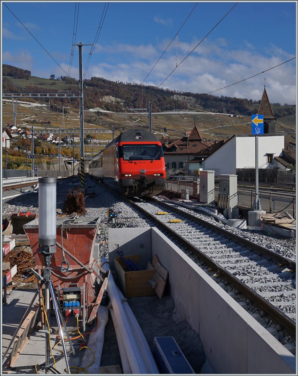 Der Bahnhof Cully wird umgebaut, damit künftig die Regionalzüge die hier enden bzw. beginnen das Gleis 2 nutzen können, während alle anderen Züge das Gleis 1 (Richtung Vevey) bez. Geleis 3 Richtung Lausanne nutzen werden. Im Bild eine SBB Re 460 auf dem Weg Richtung Lausanne. 8. Nov. 2021