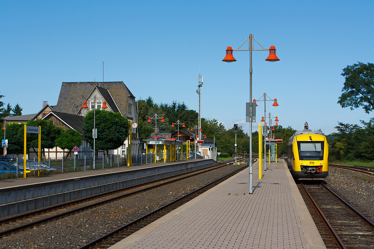 Der Bahnhof Grävenwiesbach am 11.08.2014. 
Der Grävenwiesbacher Bahnhof wurde am 1. Juni 1909 mit Eröffnung der Taunusbahn und der Weiltalbahn nach Weilmünster eröffnet. Auffällig ist hier die freundliche Aufmachung des Bahnhofes, denn er gehört nicht der DB Netz AG, sondern dem Lahn-Dill-Kreis.


Am 27. September 1969 erfolgte aufgrund von zu geringem Fahrgastaufkommen die Einstellung von Personen- und Güterverkehr auf der Weiltalbahn (Grävenwiesbach - Weilburg). 

Auf der Solmsbachtalbahn (Grävenwiesbach - Wetzlar) endete der Personenverkehr am 31. Mai 1985 und der Güterverkehr am 28. Mai 1988.

Am 15. November 1999 wurde der Abschnitt Grävenwiesbach–Brandoberndorf der Solmsbachtalbahn für den Personenverkehr reaktiviert, dieser Abschnitt gehört nun zur Taunusbahn (KBS 637). 

Ein Beispiel das zeigt es geht auch anders:
Wegen des großen Erfolges der neuen Bedienungsart wurde am 15. November 1999 der Abschnitt nach Brandoberndorf vom VHT und Verkehrsverbund Lahn Dill (VLD) reaktiviert. Im Jahr 1996 kaufte der Lahn-Dill-Kreis die Trasse der acht Kilometer langen Bahnstrecke zwischen Brandoberndorf und Grävenwiesbach von der DB AG und brachte sie in den Zweckverband VHT ein.  Der Hasselborner Tunnel, der auf dem Teilstück durchfahren wird, befand sich noch in einem außergewöhnlich guten Zustand. Die Sicherheitseinrichtungen wurden auf den neuesten Stand gebracht und später noch einmal renoviert. 

Im März 2006 wurde die FKE mit weiteren HLB-Töchtern zur HLB Hessenbahn GmbH zusammengeschlossen. Als zum Fahrplanwechsel 2006/2007 im Dezember 2006 aufgrund der Kürzungen der Mittel für den öffentlichen Personennahverkehr (ÖPNV) auf vielen Strecken Fahrten gestrichen wurden, war die Taunusbahn die einzige Linie im RMV, bei der Fahrten hinzukamen.

Seit der Modernisierung stiegen die Fahrgastzahlen von 1.500 Fahrgästen 1989 auf über 11.000 Fahrgäste täglich, während nur etwa 4.000 prognostiziert wurden.
