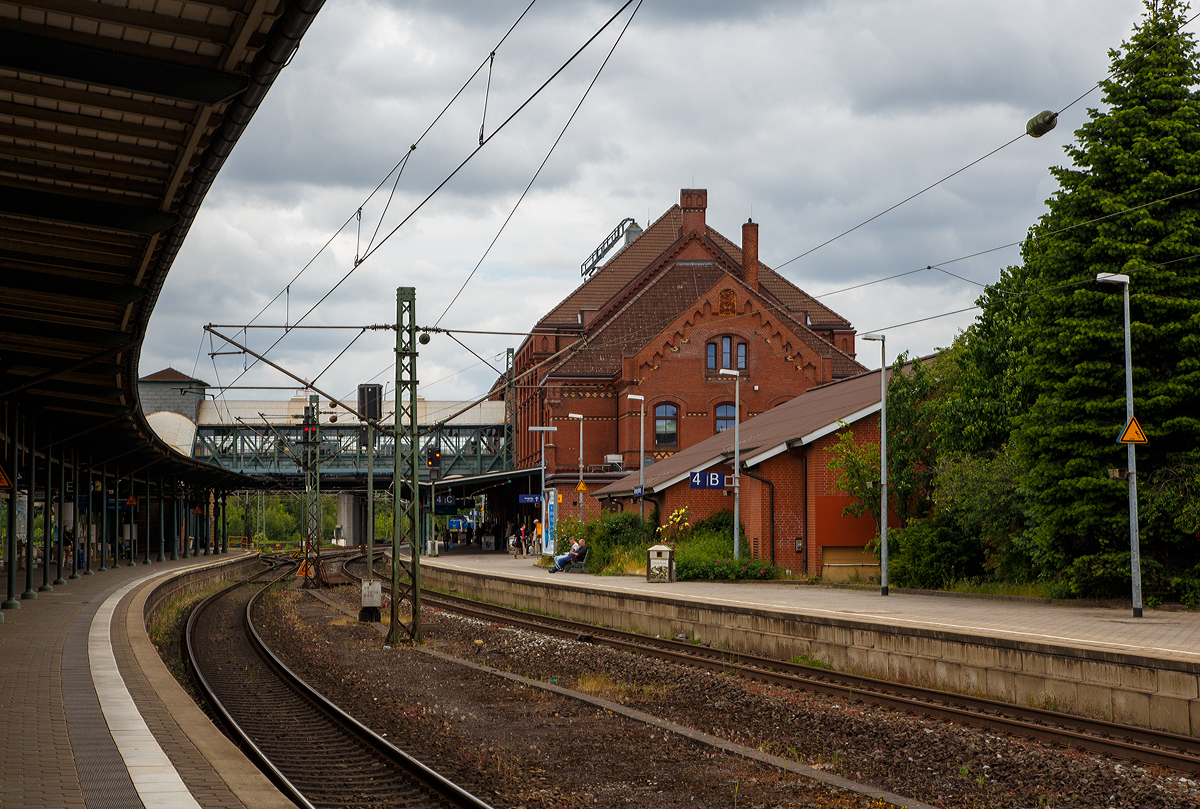 Der Bahnhof Hamburg-Harburg am 16.06.2015
Der Bahnhof Hamburg-Harburg ist ein Fernverkehrsbahnhof in der Hansestadt Hamburg. Er befindet sich im Süden der Metropole im Stadtteil Harburg und ist der wichtigste Bahnhof der südlich der Elbe gelegenen Stadtteile. Hier halten Intercity-Express-, Intercity- und EuroCity-Züge, der Flixtrain, Nachtzüge sowie Züge des Schienenpersonennahverkehrs. Mit etwa 80.000 Reisenden täglich ist er der drittmeist frequentierte Bahnhof in Hamburg.

Im Bahnhof verzweigen sich die Trassen der Bahnstrecke Wanne-Eickel–Bremen–Hamburg, KBS120 (Bremen–Hamburg) und der Bahnstrecke Hannover–Hamburg, KBS 110 in deren Verlauf nach wenigen Kilometern auch der Rangierbahnhof Maschen beginnt. Gleiches gilt für die Niederelbebahn nach Cuxhaven (KBS 101.3 / 121), es bestehen ferner Abzweige zu den Elbhäfen und zur Hamburger Hafenbahn. Außerdem startet hier die Güterumgehungsbahn Hamburg (KBS 101.1) mit weiterem Anschluss nach Neumünster/Kiel.

Der Bahnhof wird von der S-Bahn-Strecke nach Neugraben – Buxtehude - Stade (Linien S3 und S31) in einem Tunnel unterquert, die hier einen Haltepunkt hat.