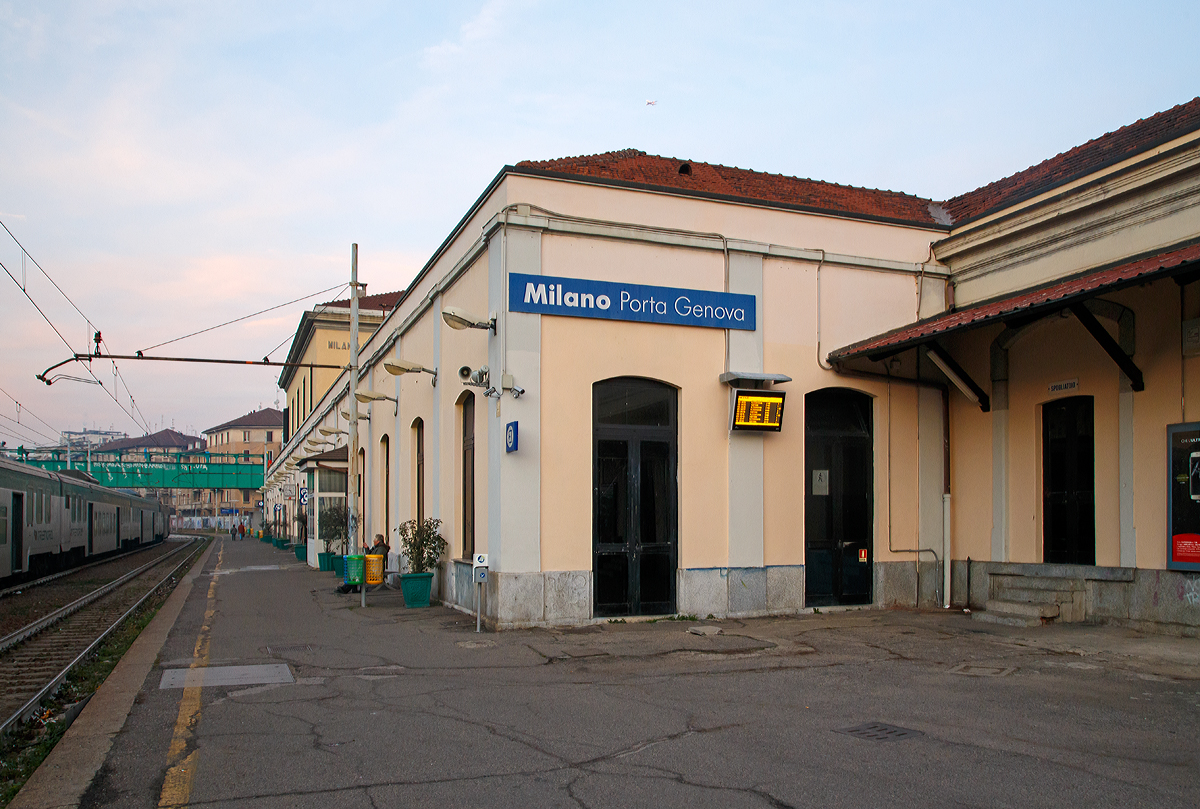 
Der Bahnhof Milano Porta Genova (Stazione di Milano Porta Genova) am 29.12.2015. 

Der Bahnhof wurde 1870 als Durchgangsbahnhof an der Bahnstrecke Milano–Mortara mit dem Namen Milano Porta Ticinese eröffnet, 1923 wurde er in Milano Porta Genova umbenannt. Mit der Stillegung des alten Bahnhofs Milano Centrale im Jahre 1931 wurde er Endstation der Bahnstrecke Milano–Mortara und somit zum Kopfbahnhof. 

Vom Bahnhof verkehren die Regionalzüge der Linie Milano–Mortara im stündlichen Taktverkehr, einige Zugpaare fahren in der Hauptverkehrszeit über Mortara weiter nach Alessandria.