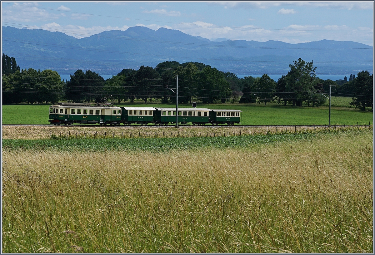 Der BAM BCFe 4/4 N° 2 mit einem historischen Reisezug kurz vor Vufflens le Château.
7. Juni 2017