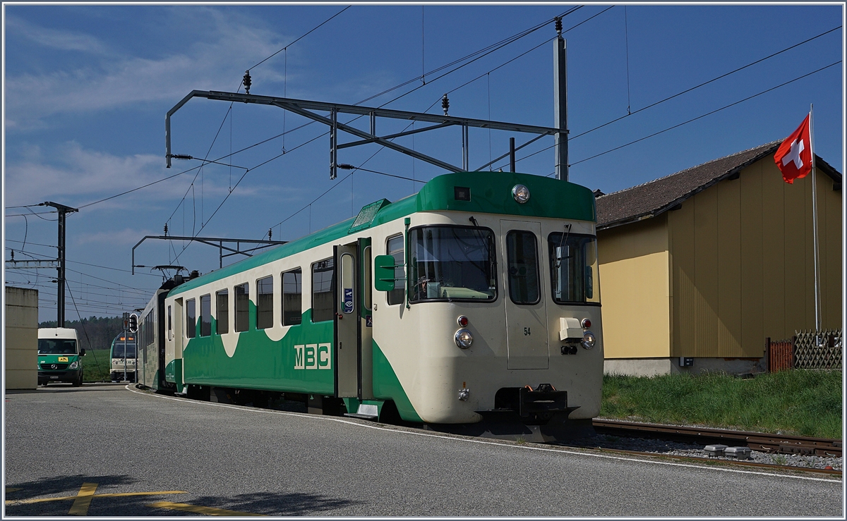 Der BAM MBC Steuerwagen Bt 54 und dahinter ziemlich versteckt ein SURF Be 4/4 als Regionalzugskomposition der Strecke Apples - L'Isle in Apples.

11. April 2017